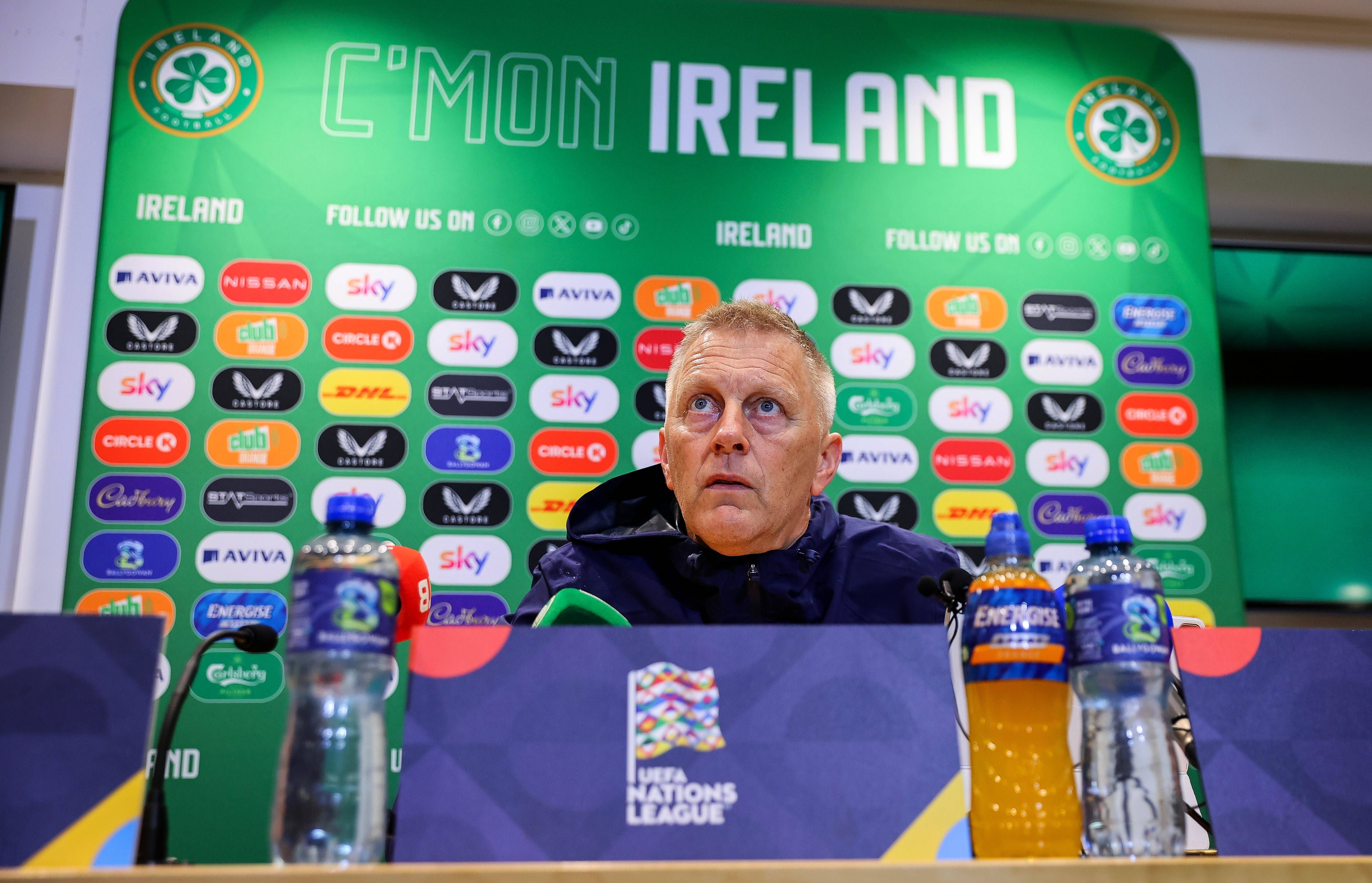 Heimir Hallgrimsson bei einer Pressekonferenz der irischen Fußballnationalmannschaft.