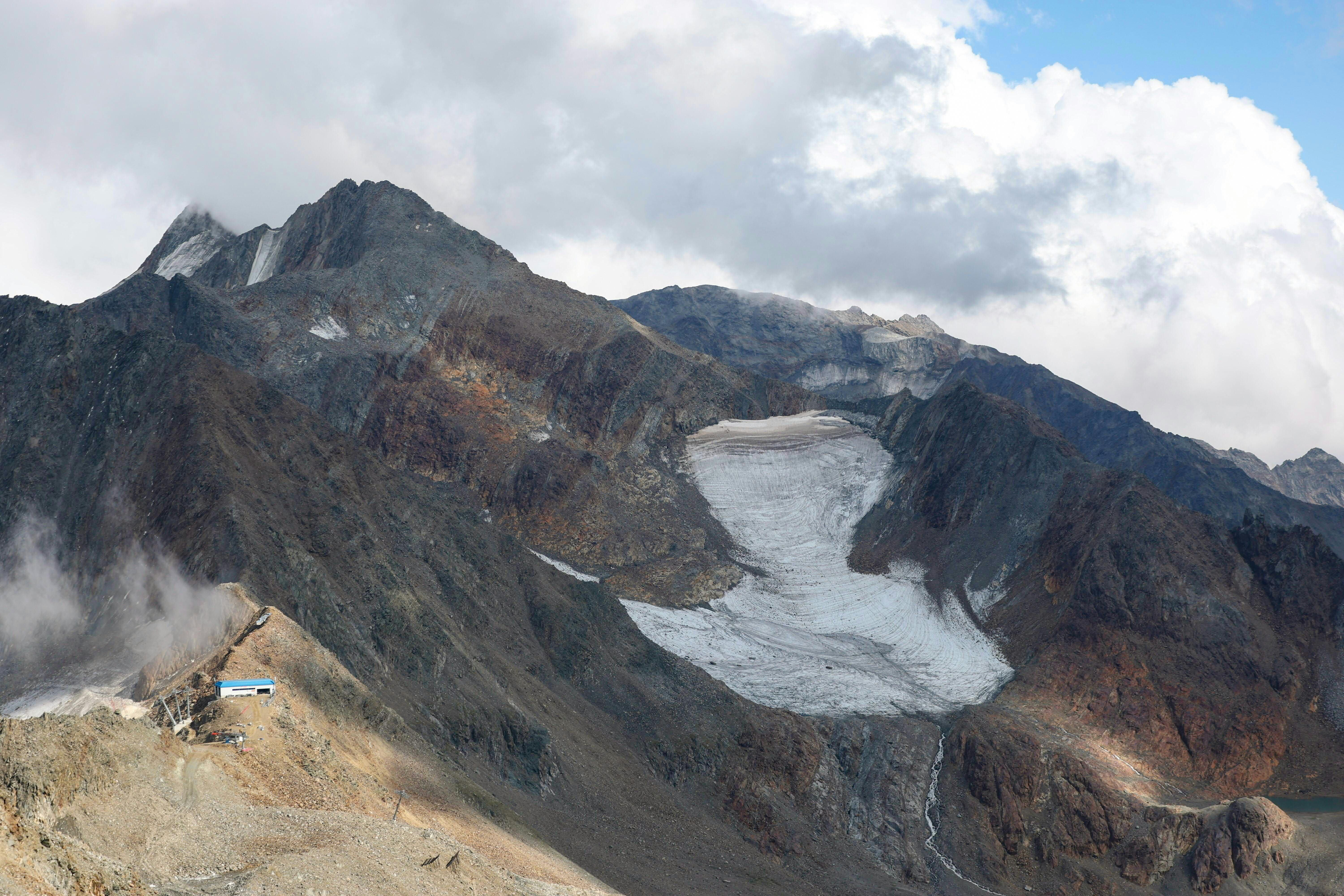 Blick auf den Stubaier Gletscher mit schroffen Bergen und Wolken im Hintergrund.