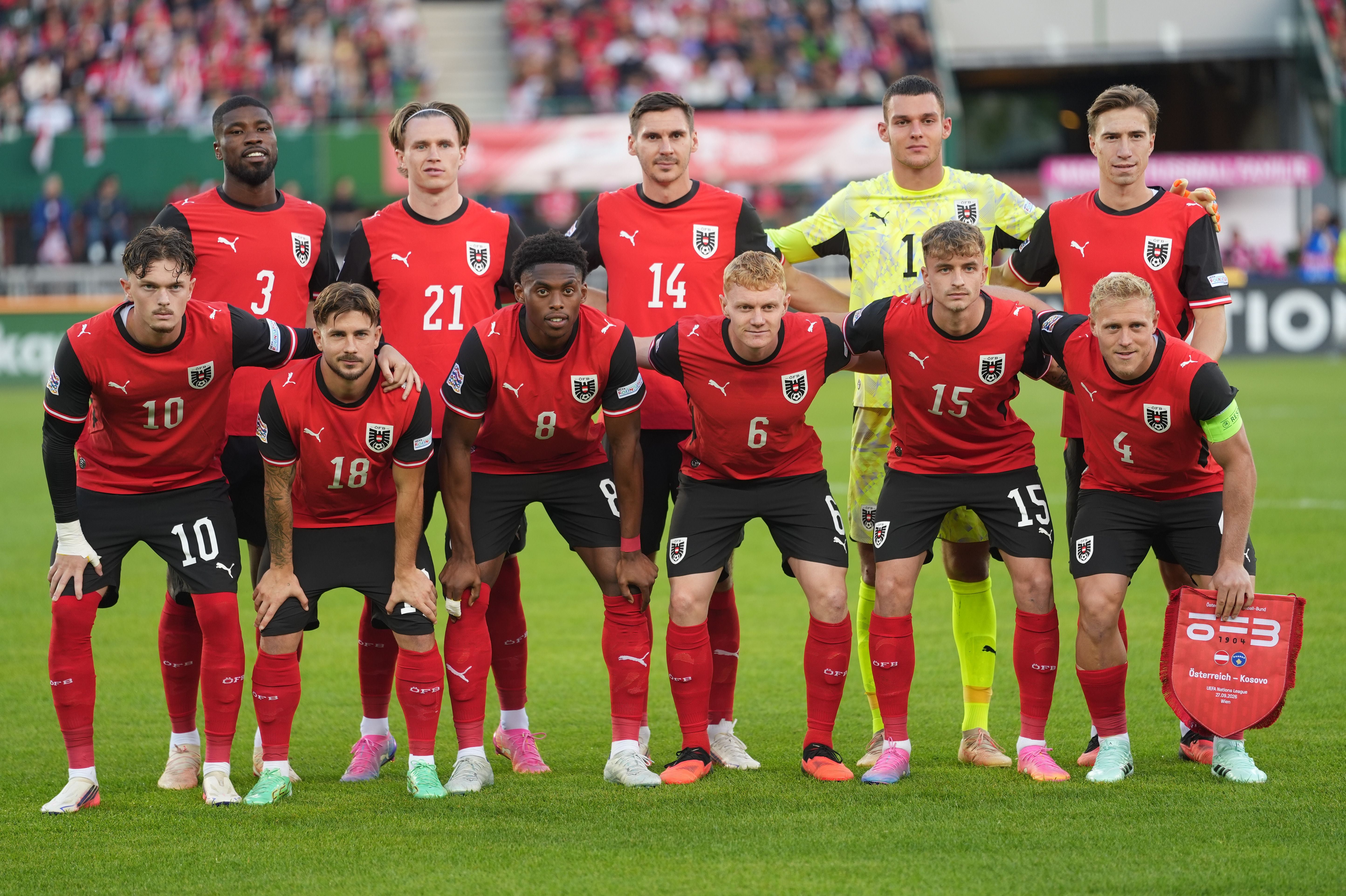 Die österreichische Fußballnationalmannschaft posiert vor dem Spiel gegen Kosovo fürs Mannschaftsfoto.