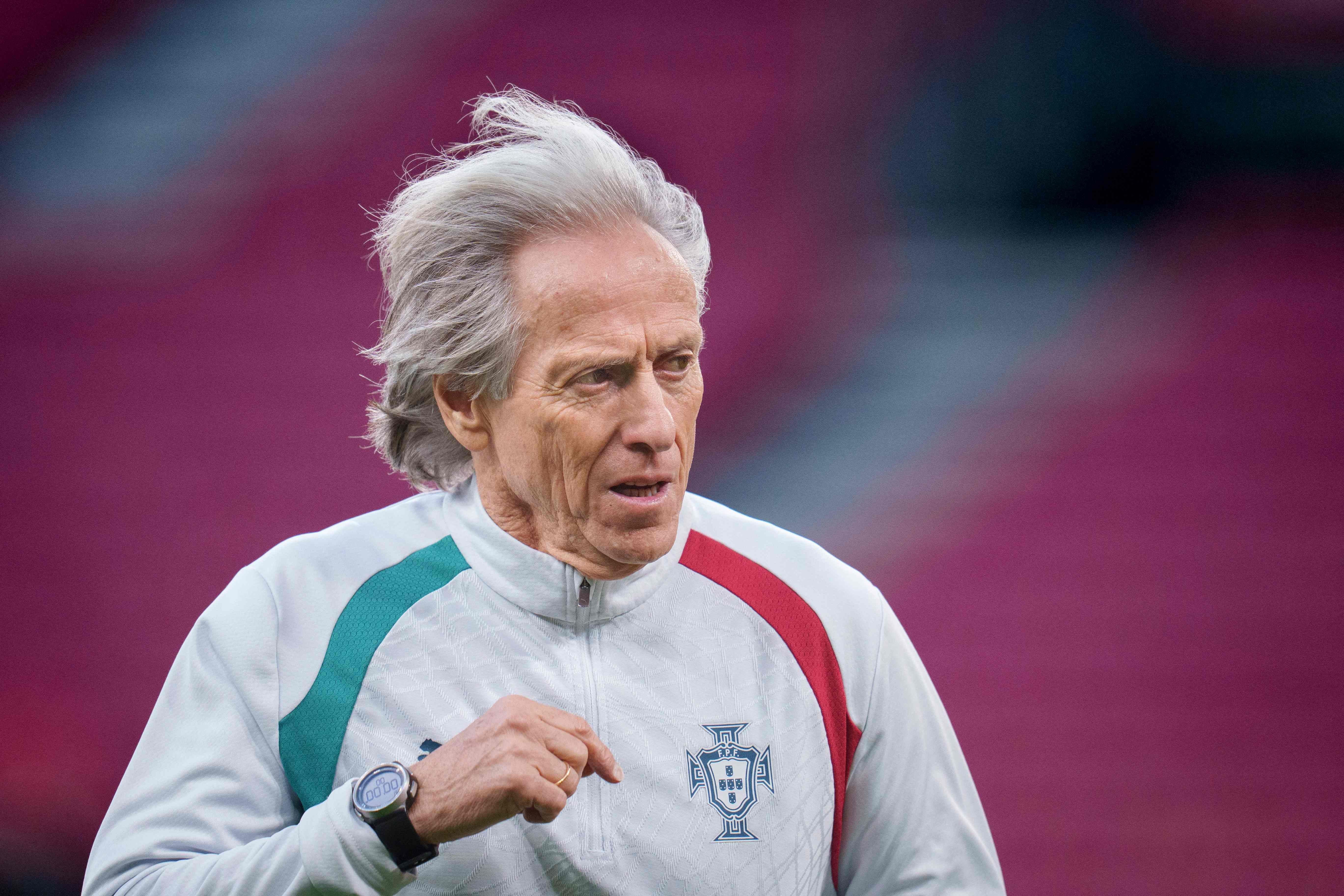 Ein älterer Mann im Portugal-Traineranzug leitet eine Trainingseinheit im Stadion.