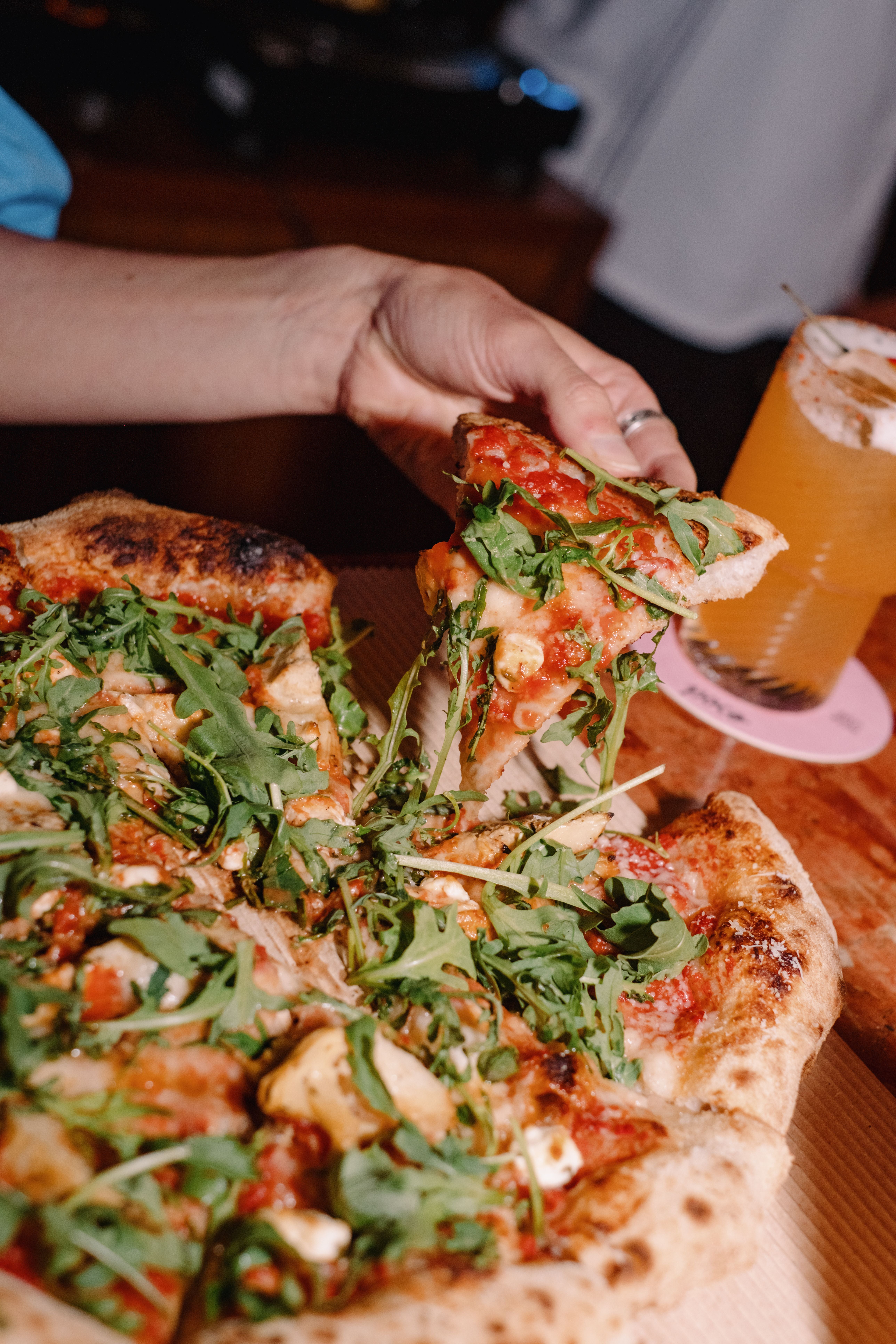 Spezial-Pizza und Signature-Cocktail