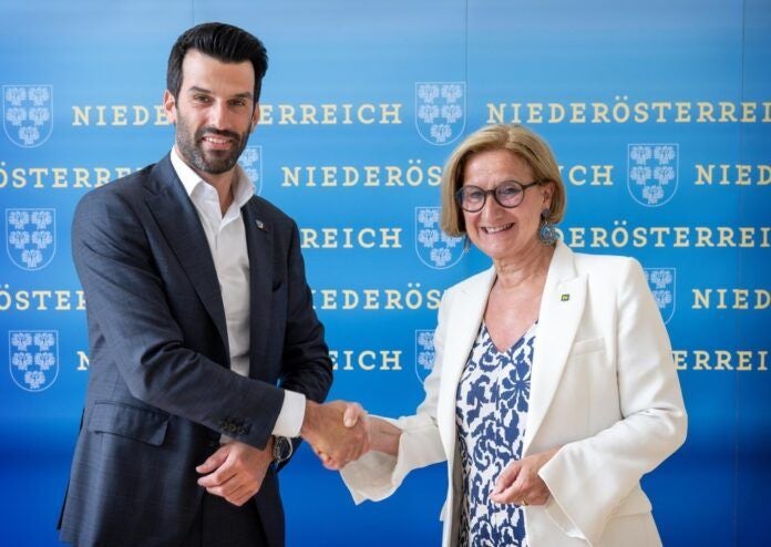 Feierlicher Handshake.
