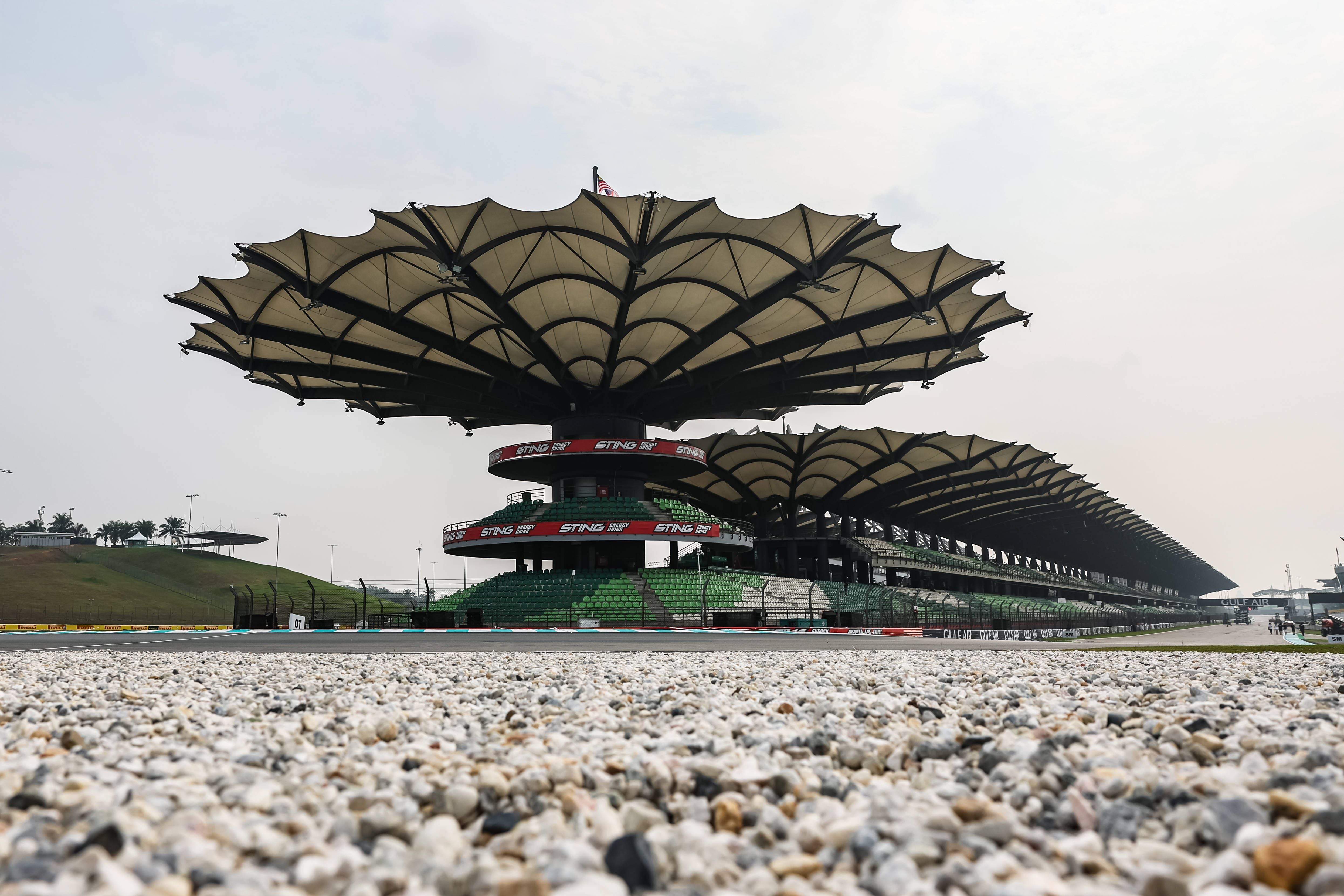 Haupttribüne mit markanter Dachkonstruktion am Sepang International Circuit in Malaysia.