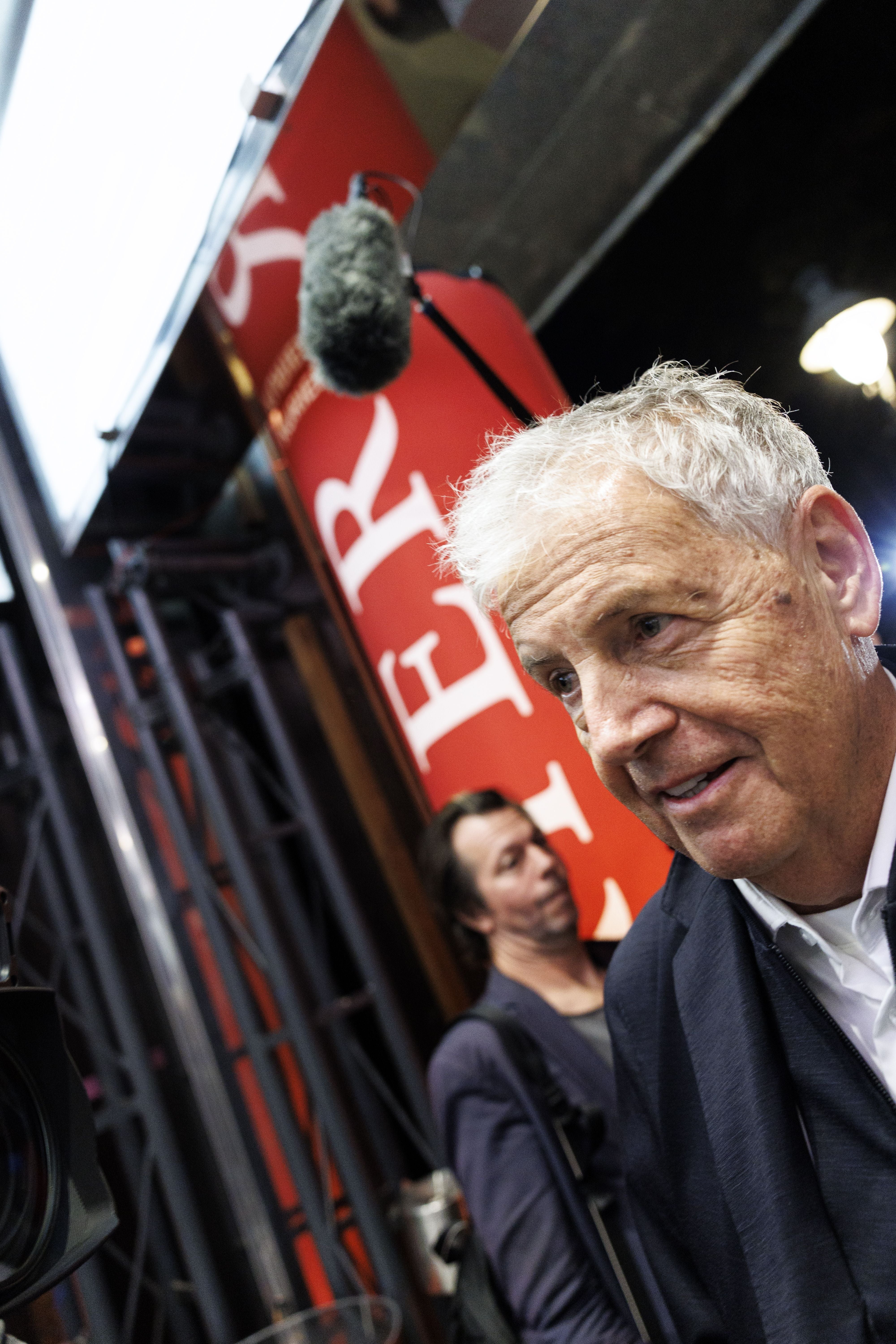 Ein älterer Mann im Anzug gibt ein Interview bei einer Filmpremiere im Wiener Gartenbaukino.