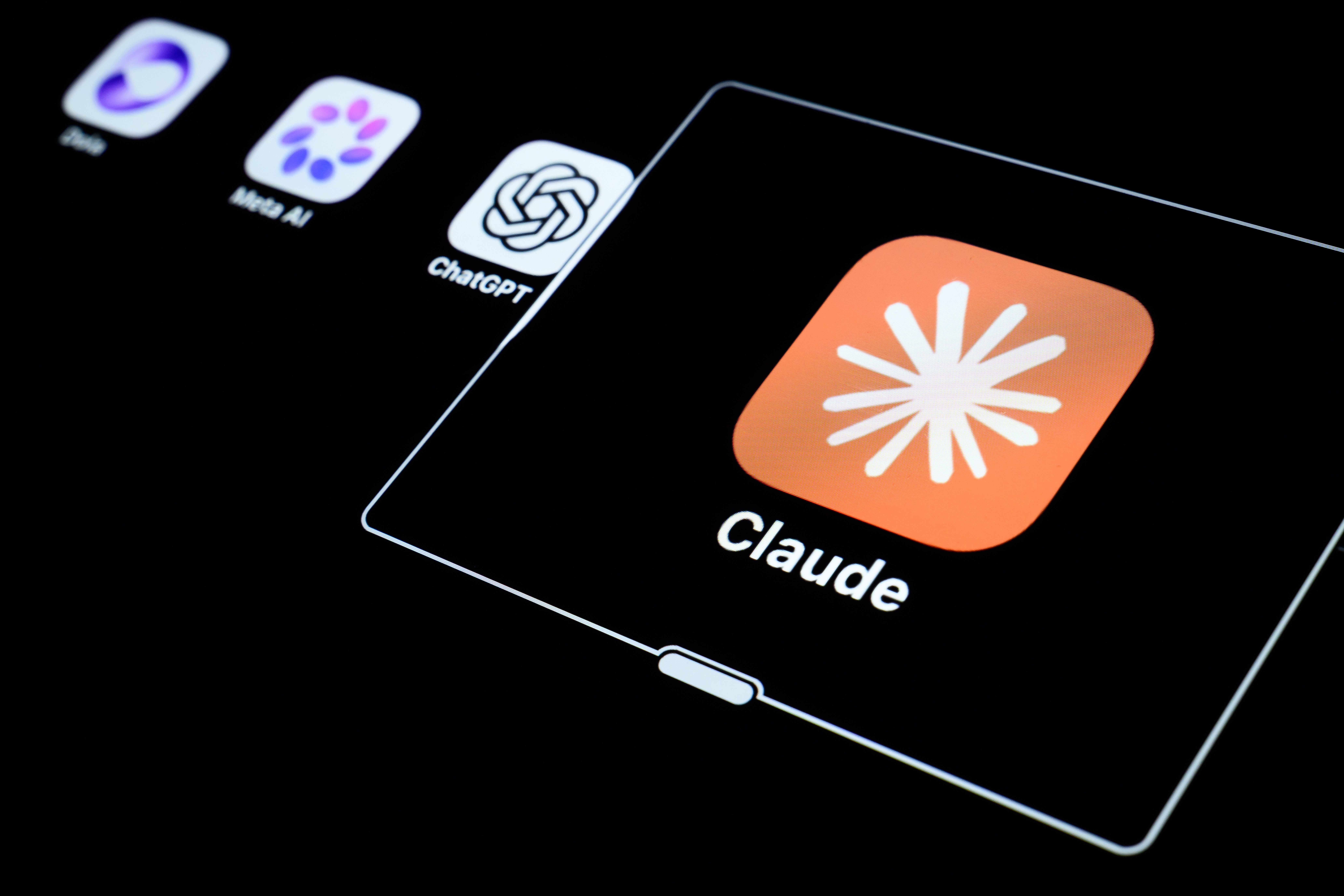 Das Symbol der Claude-App ist auf einem Tablet-Display hervorgehoben.