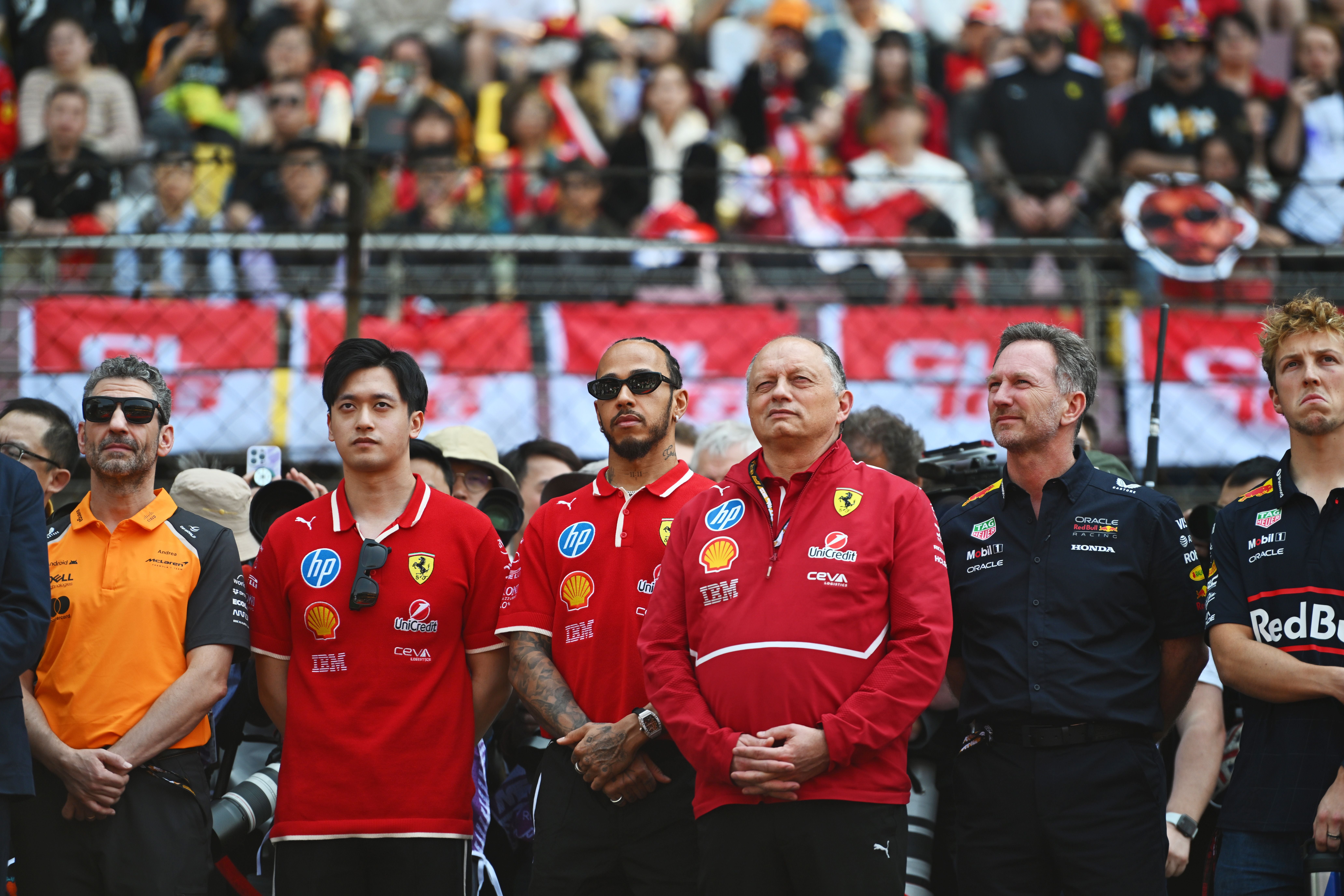 Formel-1-Fahrer und Teammitglieder stehen während einer Ehrung auf einer Rennstrecke in Shanghai.