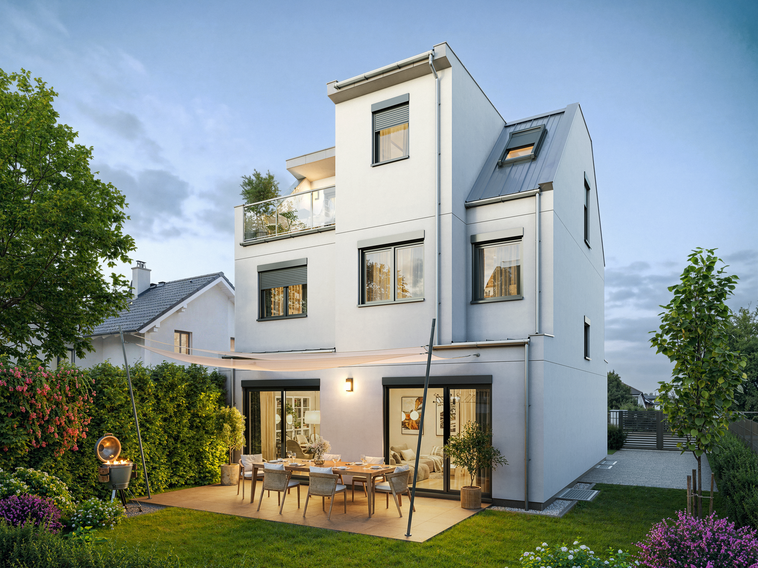 Modernes dreistöckiges Einfamilienhaus mit Terrasse und Garten bei Abenddämmerung.