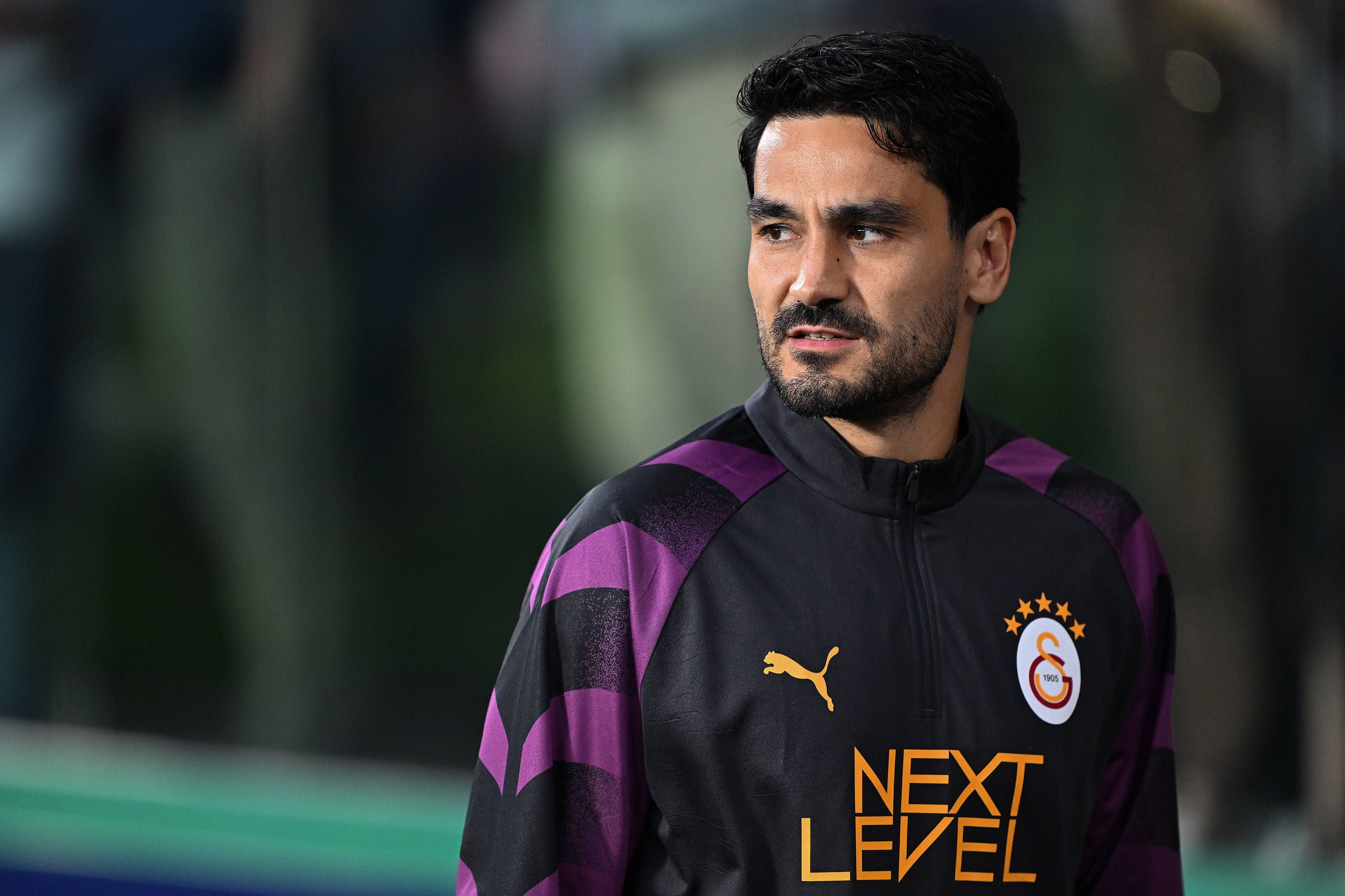 Ein Fußballspieler von Galatasaray steht im Trainingsanzug und schaut zur Seite.
