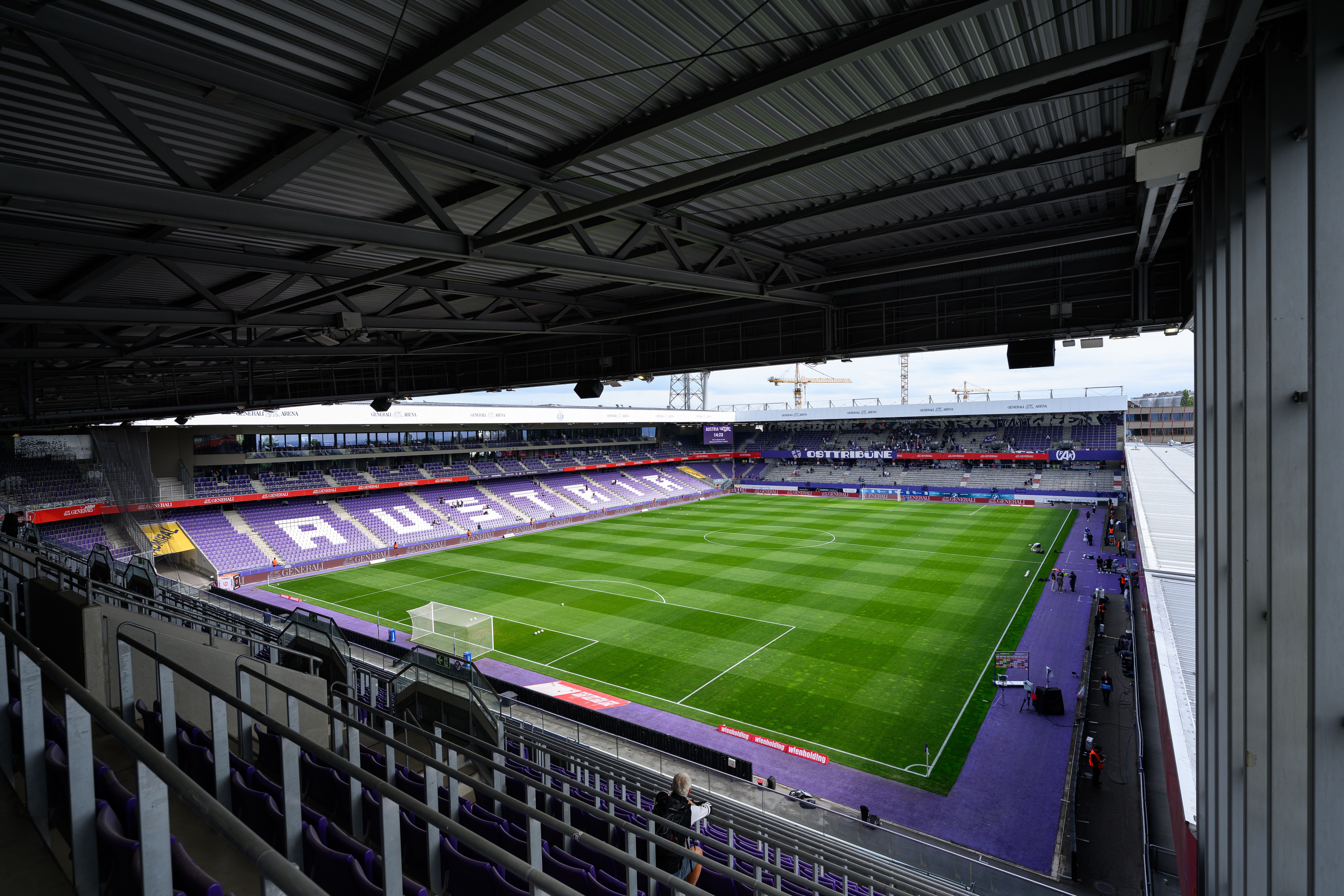 Blick von der Tribüne auf das leere Fußballstadion Generali Arena in Wien.