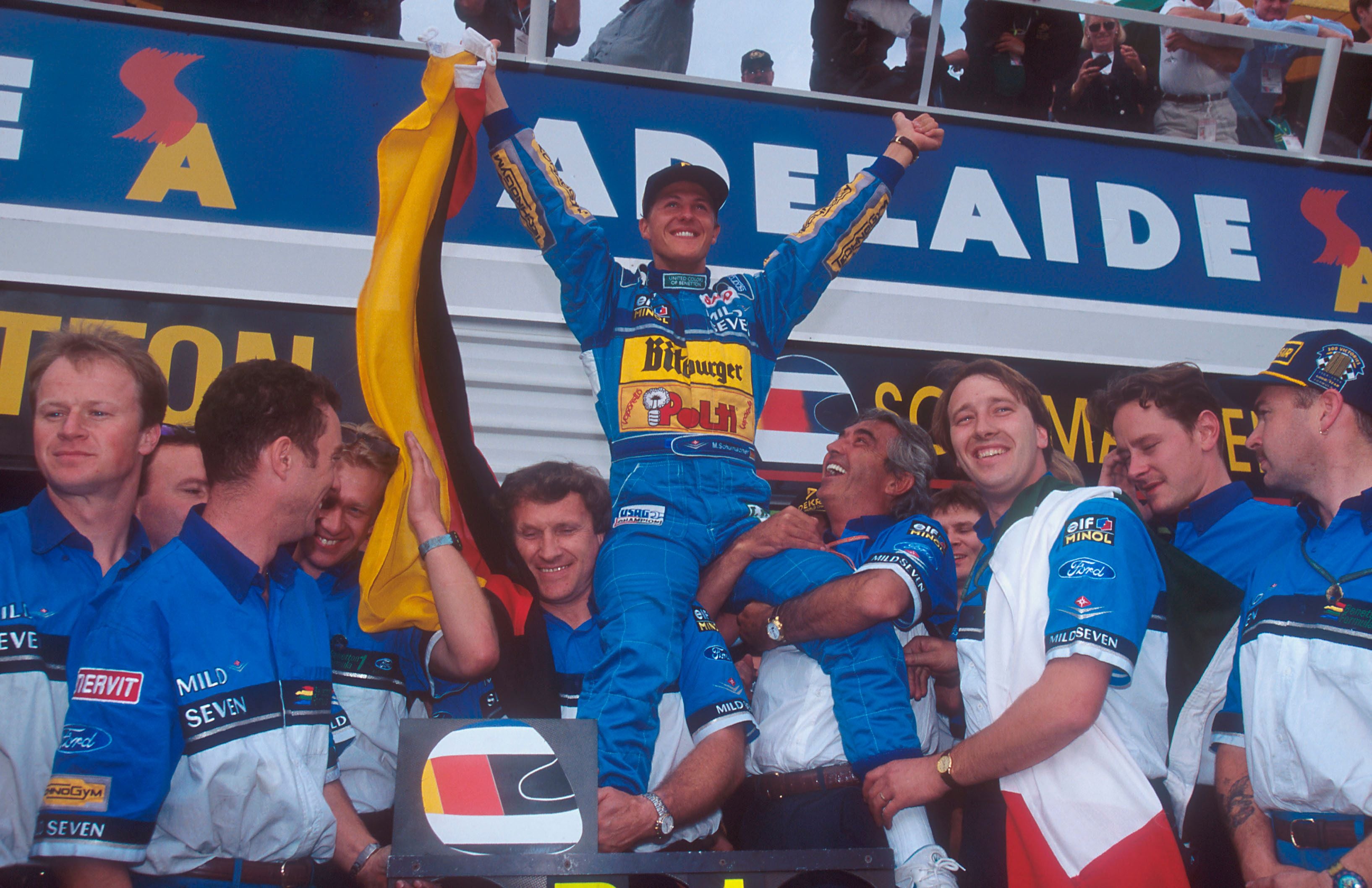 Michael Schumacher feiert mit dem Benetton-Team seinen Formel-1-Weltmeistertitel 1994 in Adelaide.