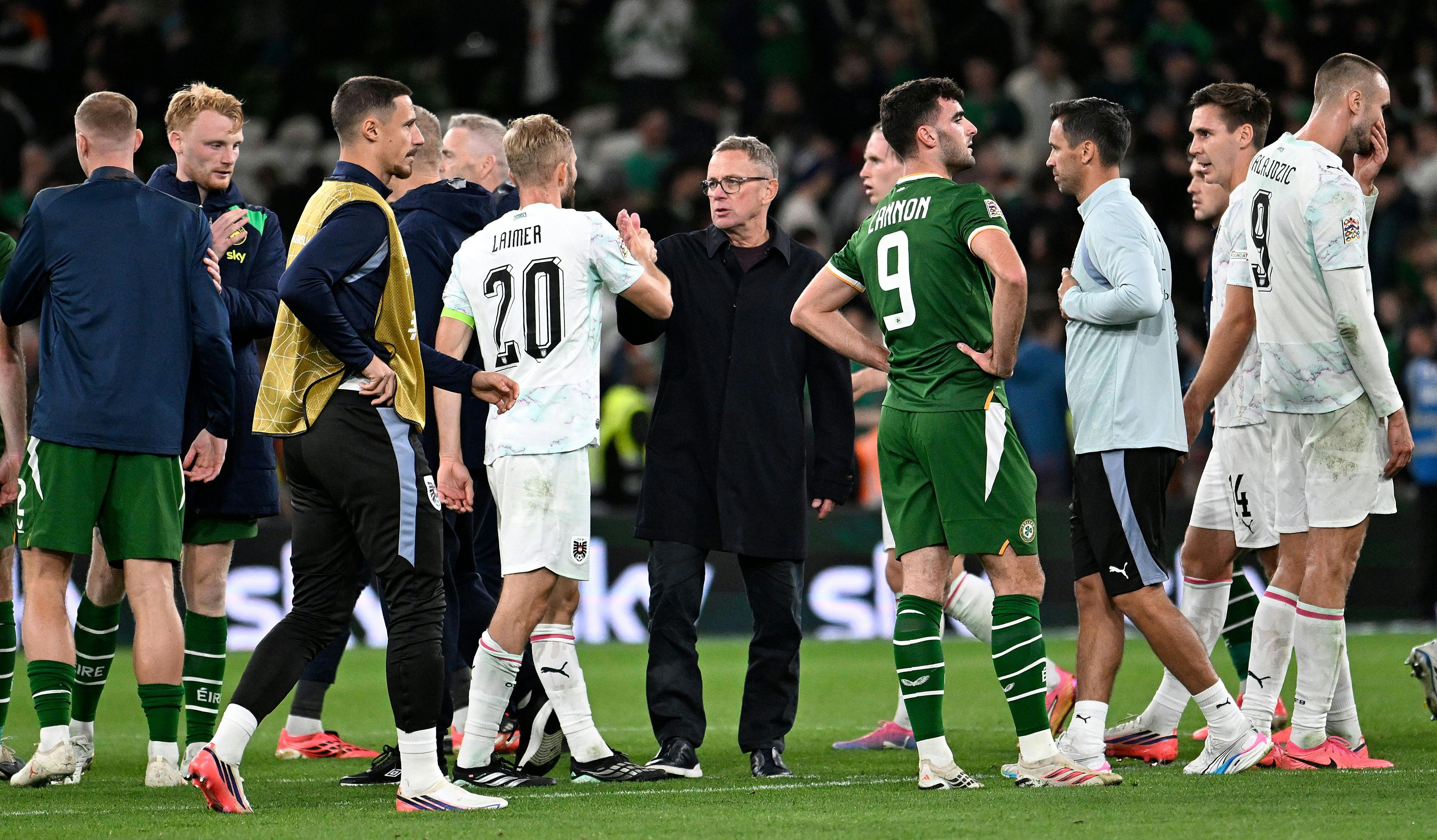 Fußballspieler und Trainer diskutieren nach dem Nations-League-Spiel Irland gegen Österreich in Dublin.