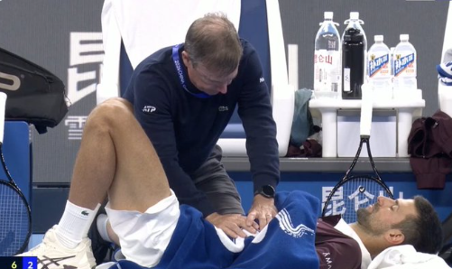 Novak Djokovic musste im Duell gegen Yunchaokte Bu erneut behandelt werden.