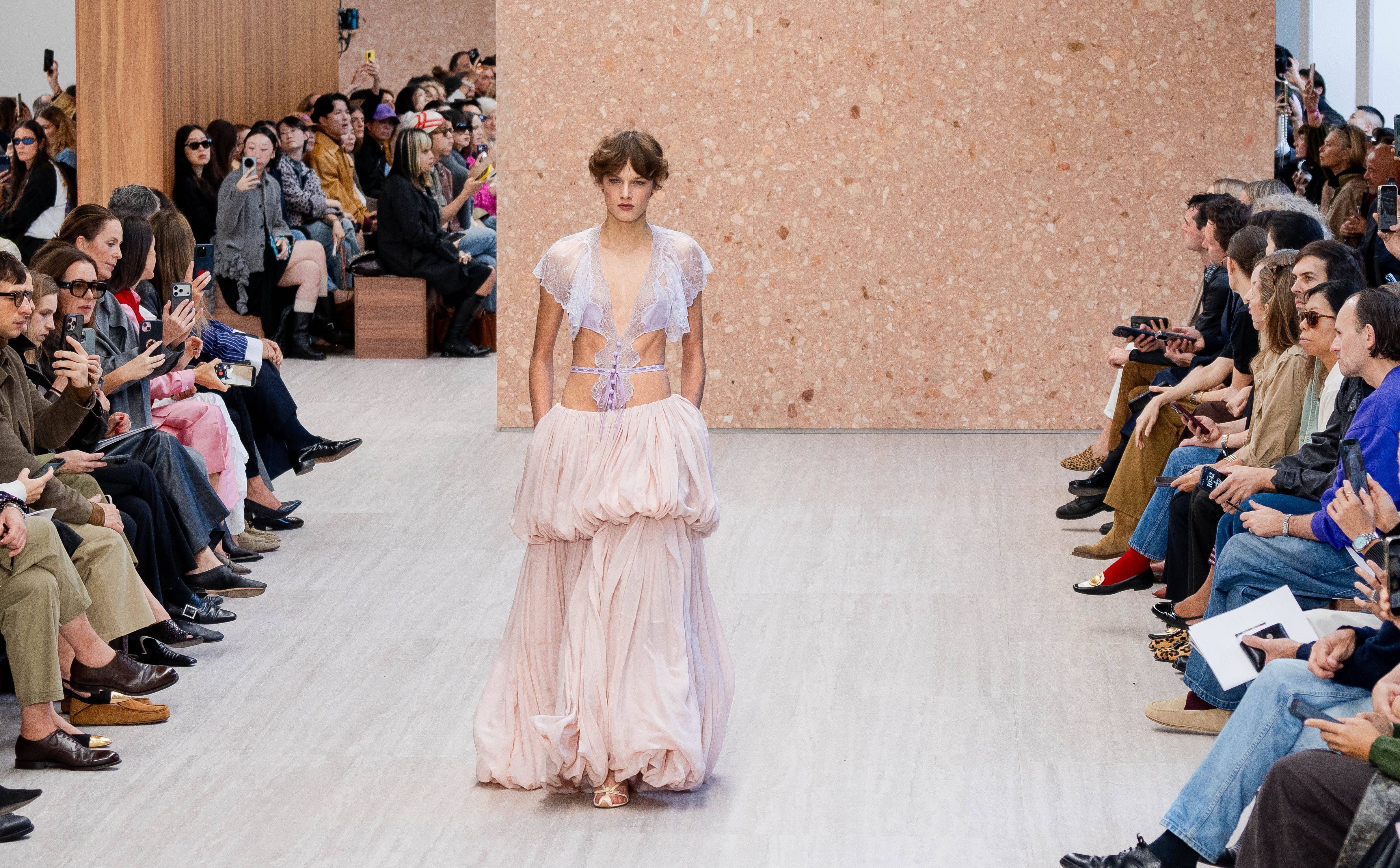 Model auf dem Laufsteg bei der CHLOÉ Frühjahr/Sommer 2027 Show während der Paris Fashion Week.