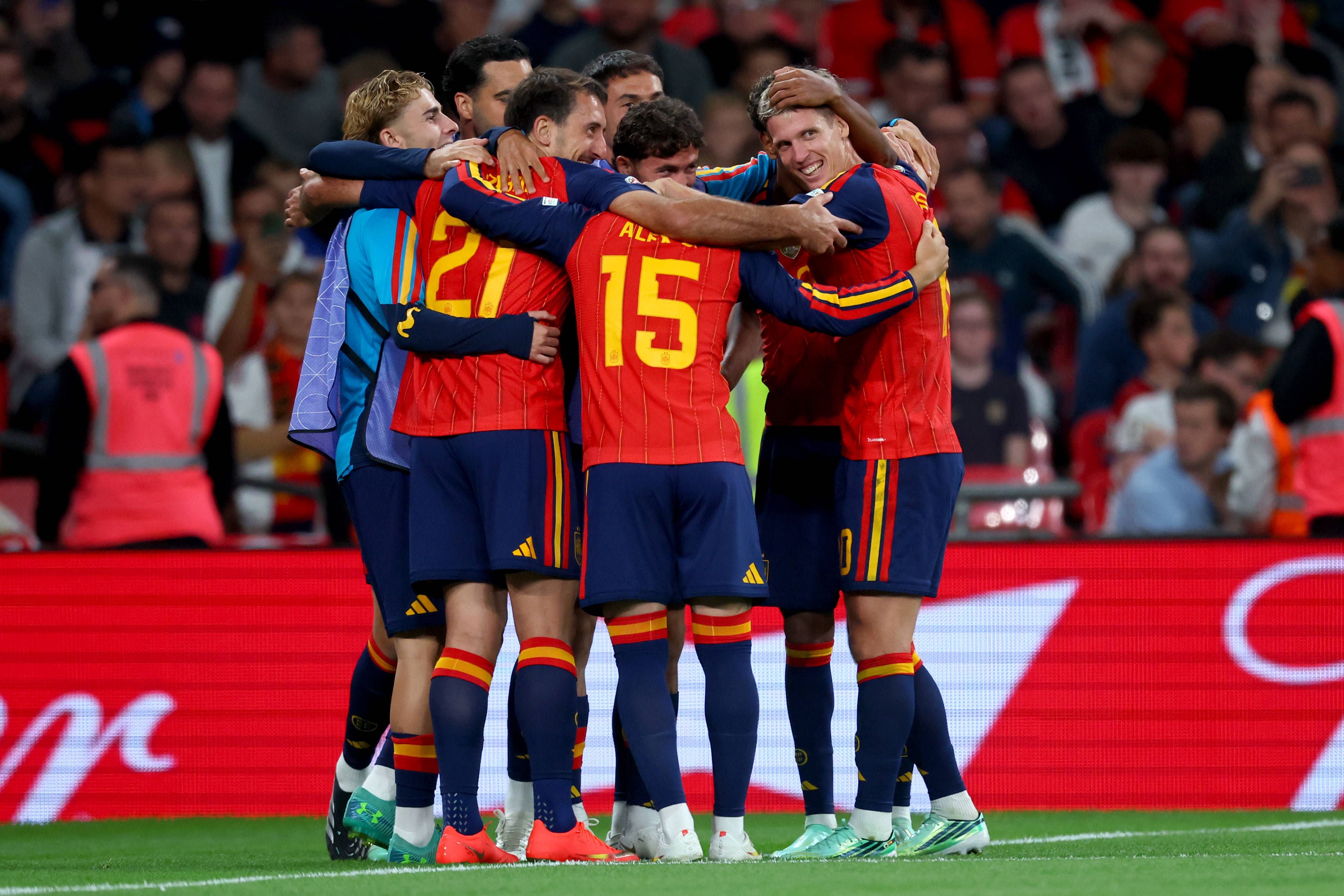 Die Spieler der spanischen Nationalmannschaft bejubeln im Kreis einen Treffer in der Nations League.