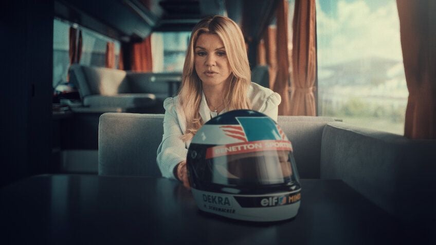 Emotionaler Moment: Corinna Schumacher mit Michaels Helm aus dem Jahr 1994.
