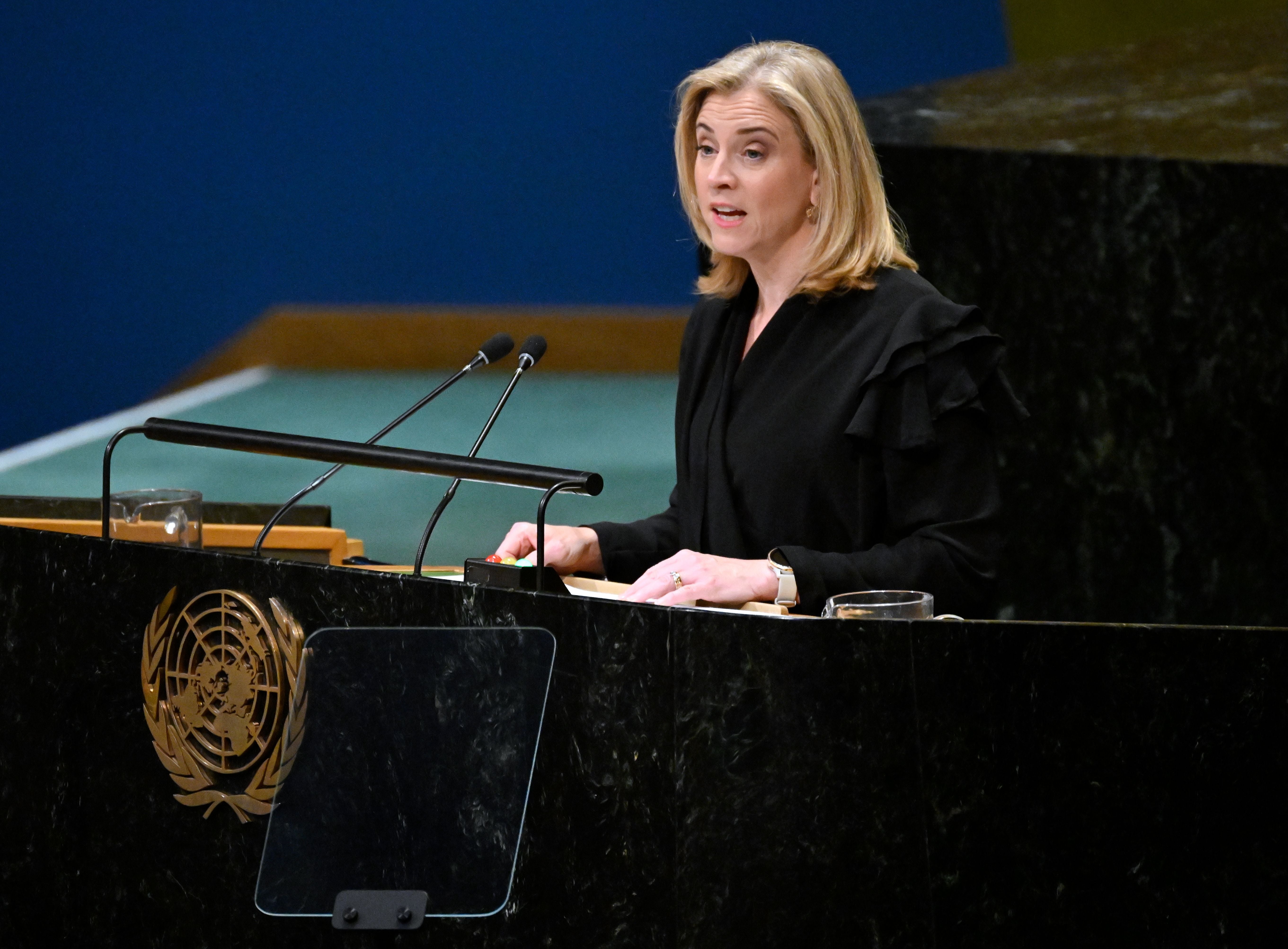 Eine Frau hält eine Rede am Rednerpult der UNO-Generalversammlung in New York.
