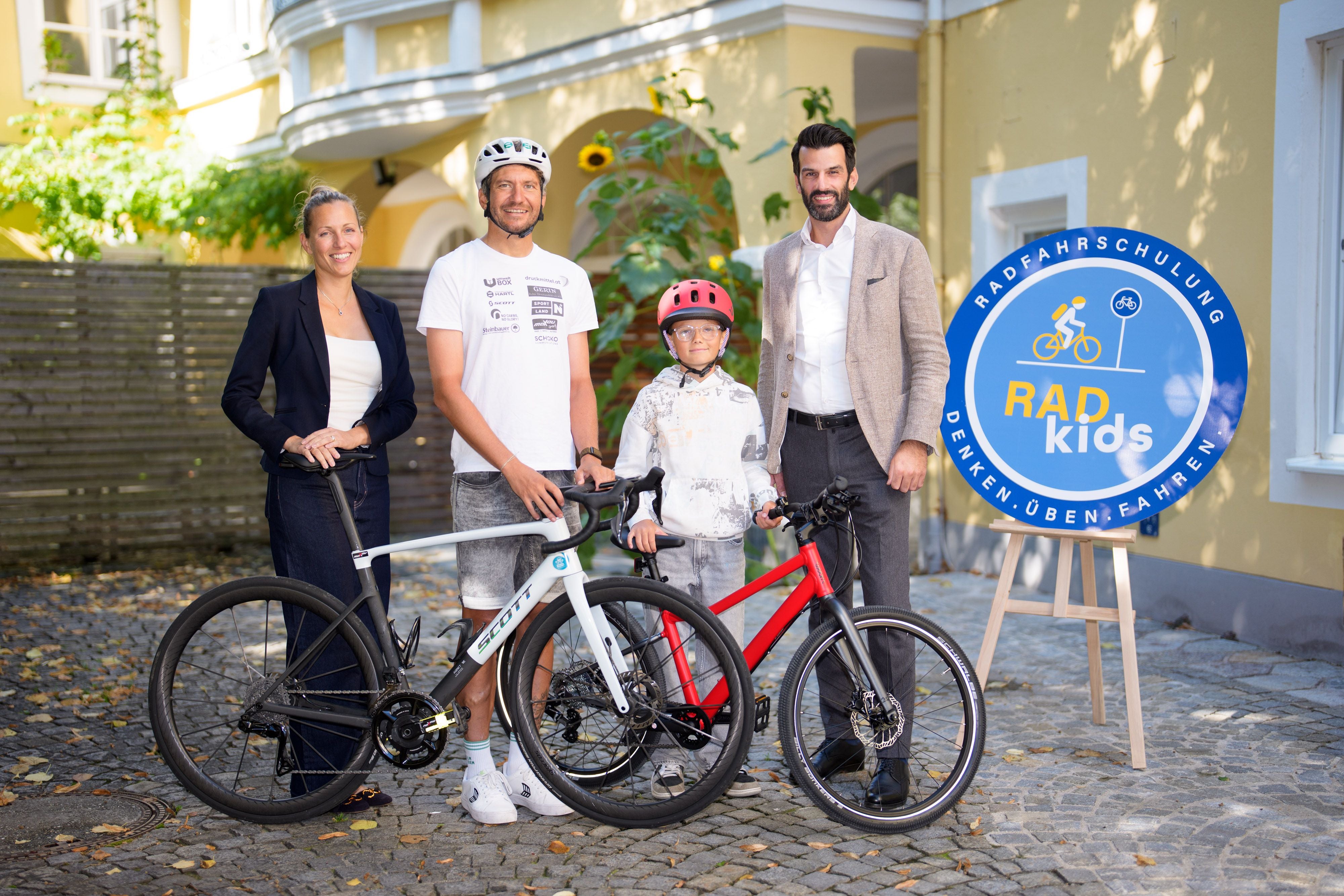 v. re.: LH-Stv. Udo Landbauer, Magnus, Radkids-Markenbotschafter Philipp Kaider und Radland-Geschäftsführerin Susanna Hauptmann