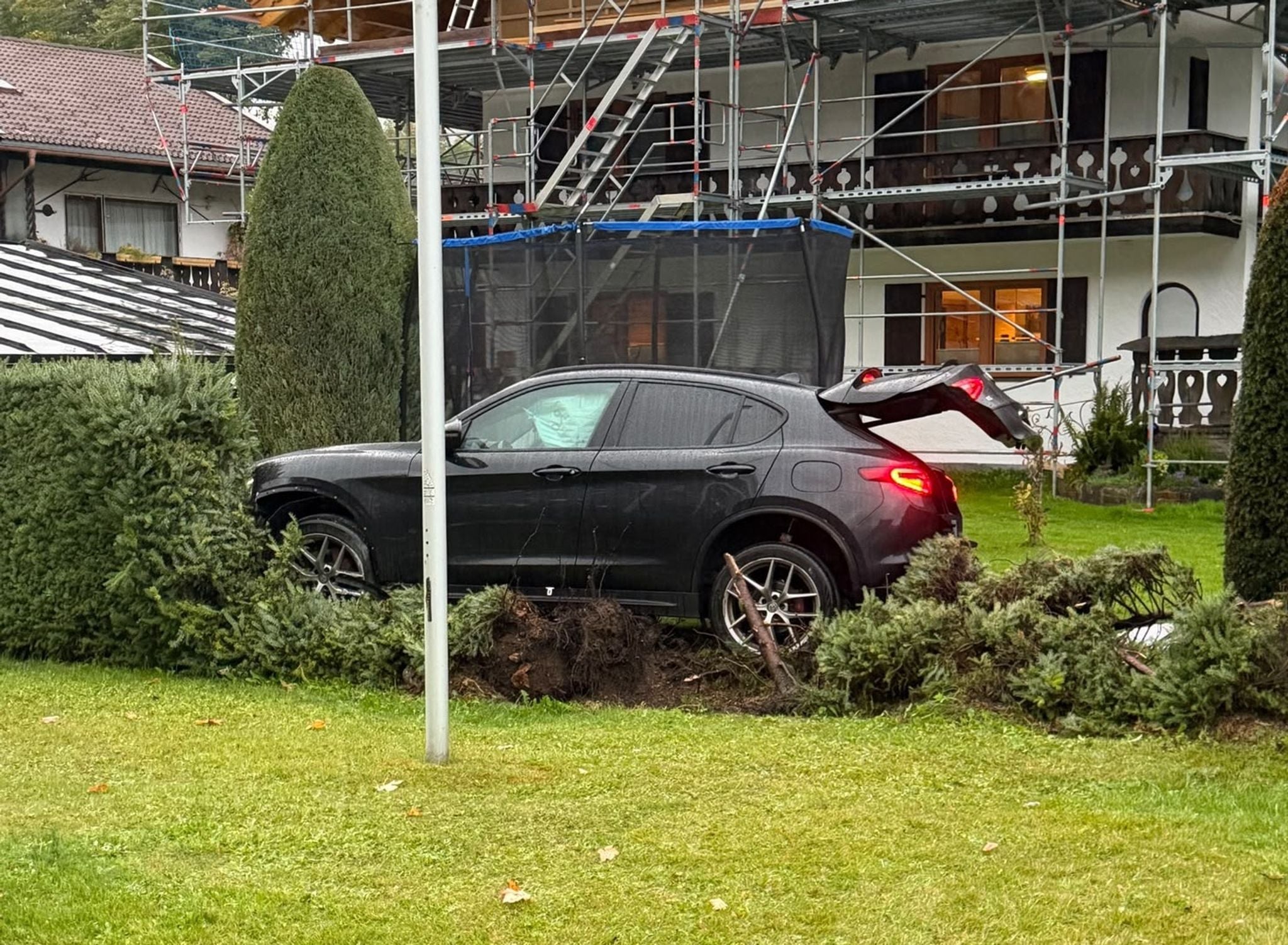 Täter flüchtete mit Auto und kam von Straße ab.