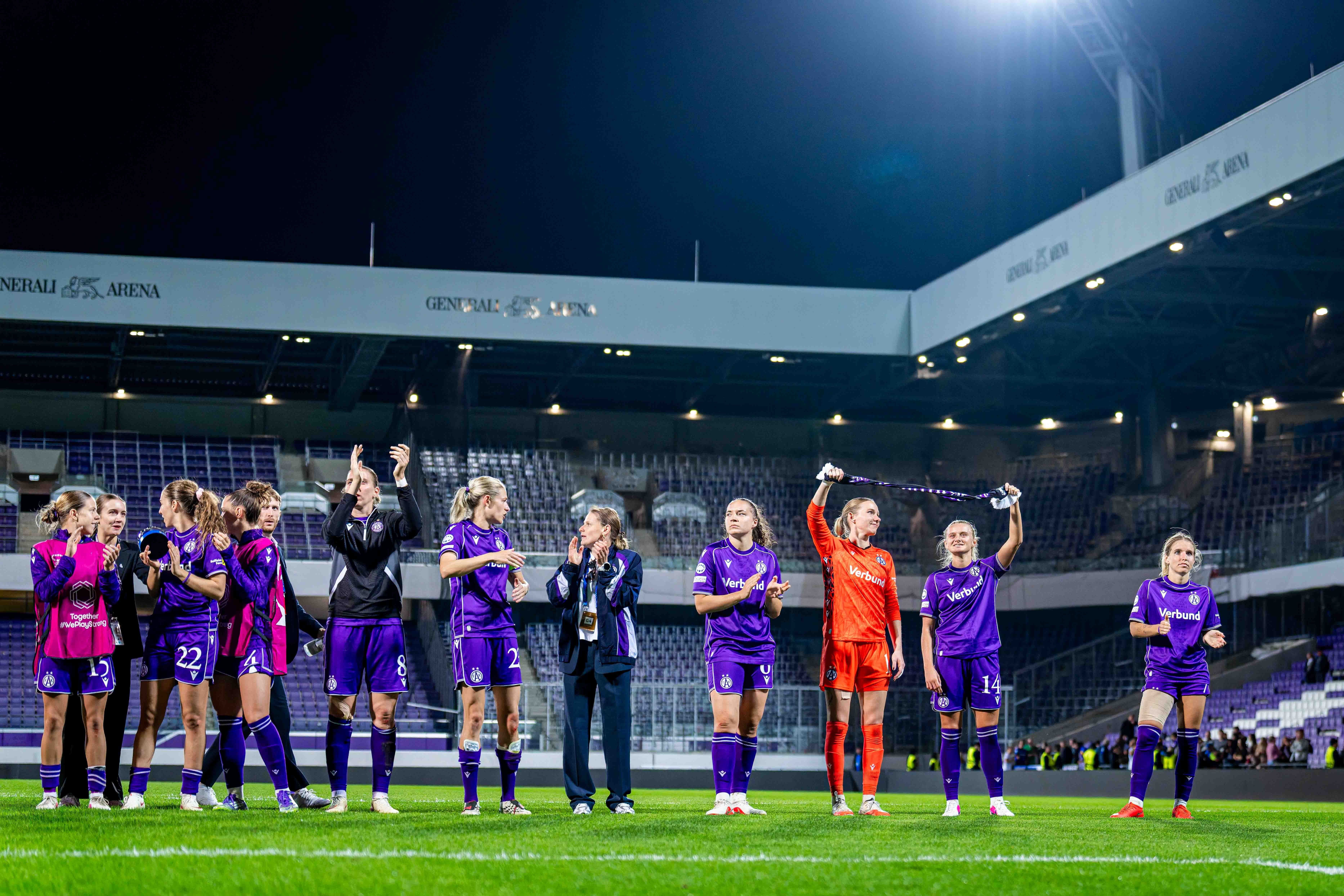 Die Spielerinnen von Austria Wien danken ihren Fans nach einem Spiel im Stadion.