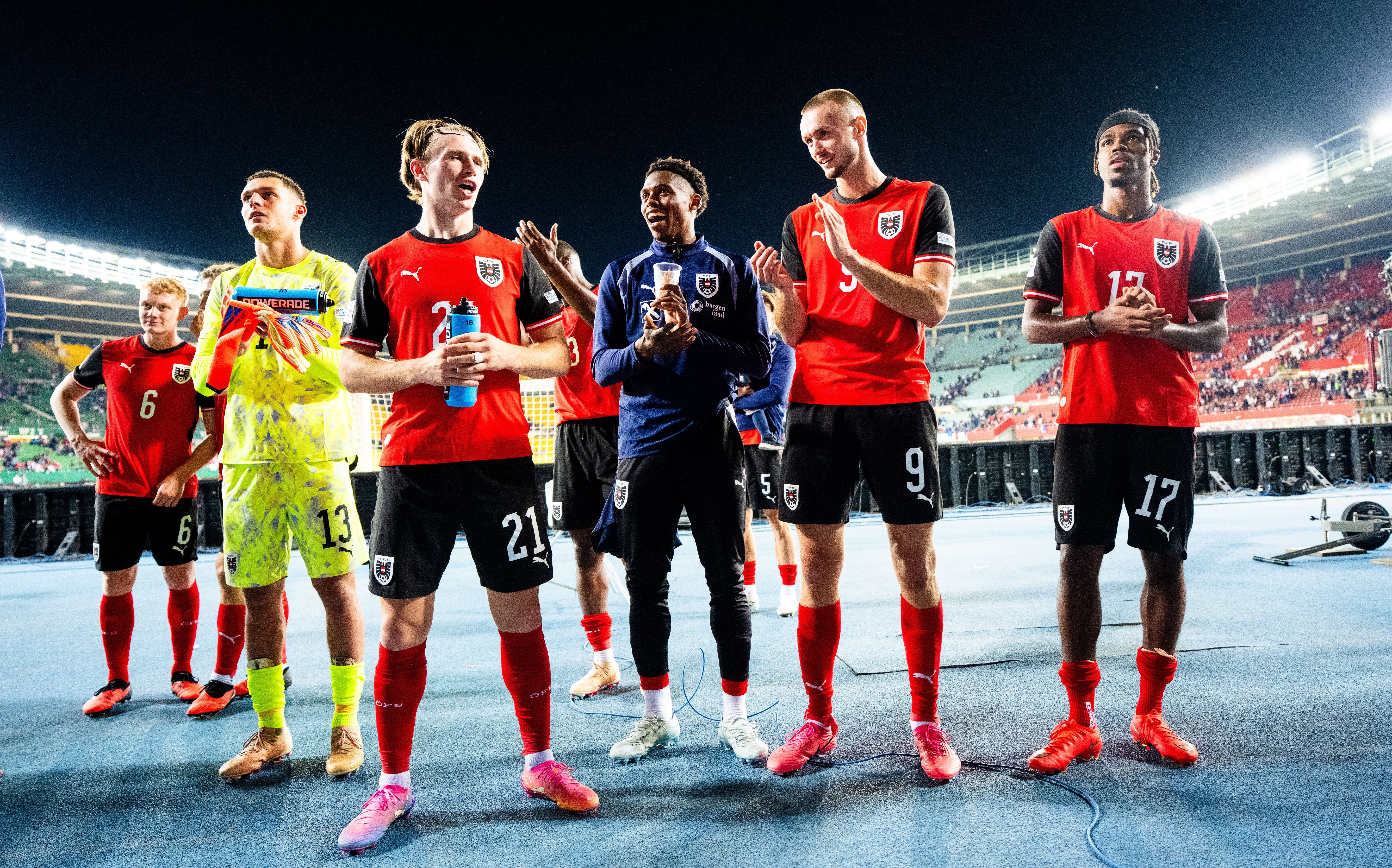 Die ÖFB-Nationalspieler klatschen im Stadion nach einem Nations-League-Spiel in Richtung der Fans.