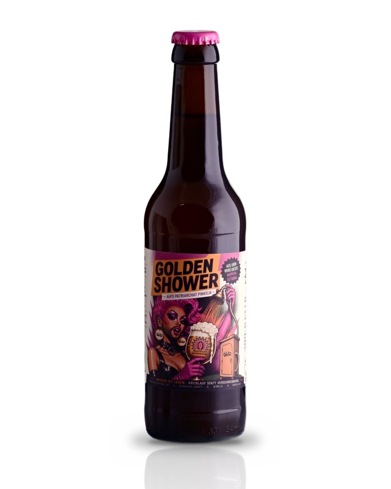 Braunflasche mit Etikett "Golden Shower Urin-Bier" und bunter Illustration auf weißem Hintergrund.