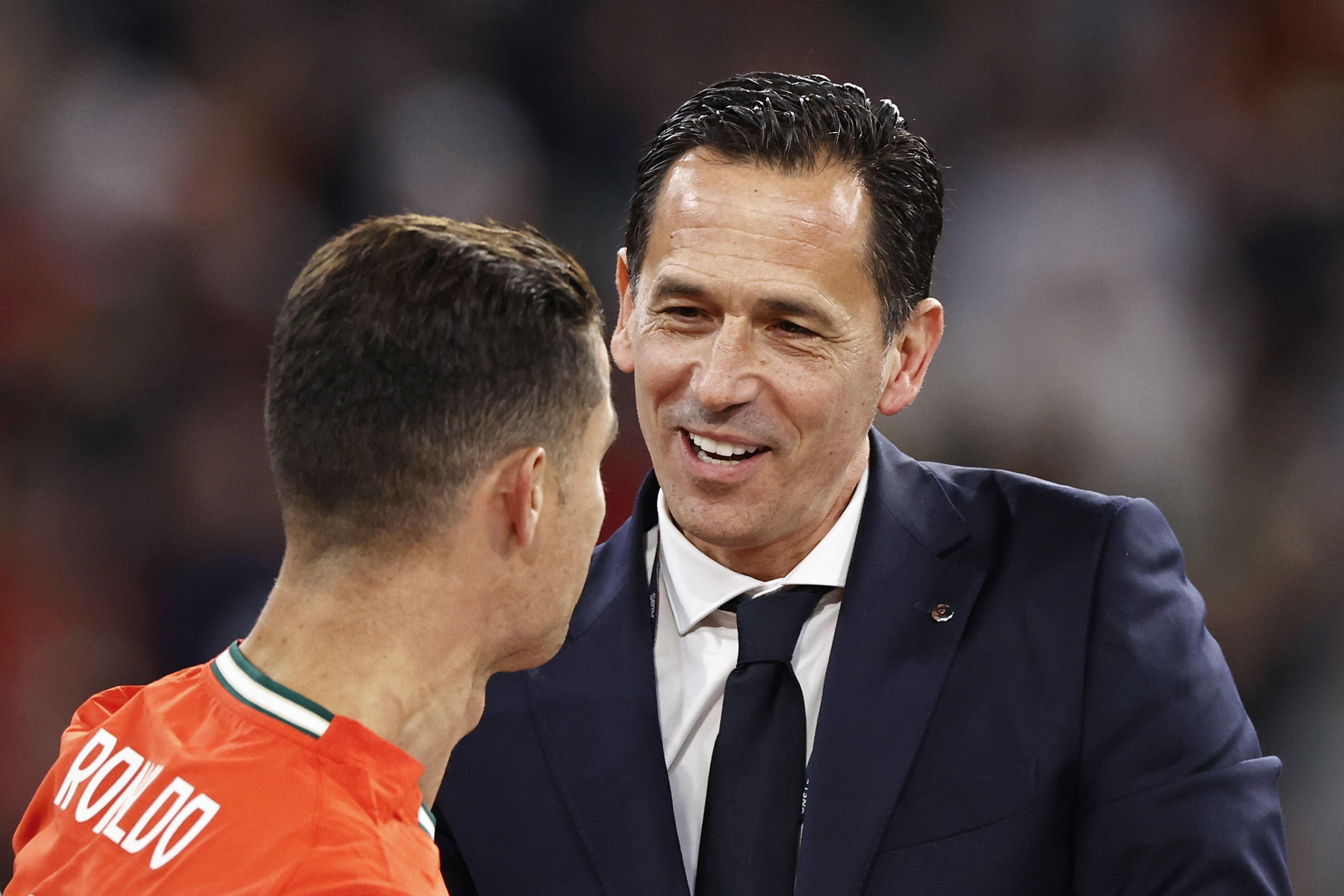 Portugals Teamchef Jorge Jesus im Anzug lächelt im Gespräch mit Superstar Cristiano Ronaldo.