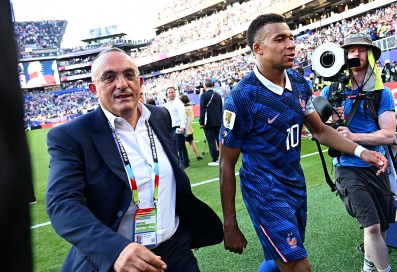Mohamed Sanhadji mit Kylian Mbappé.