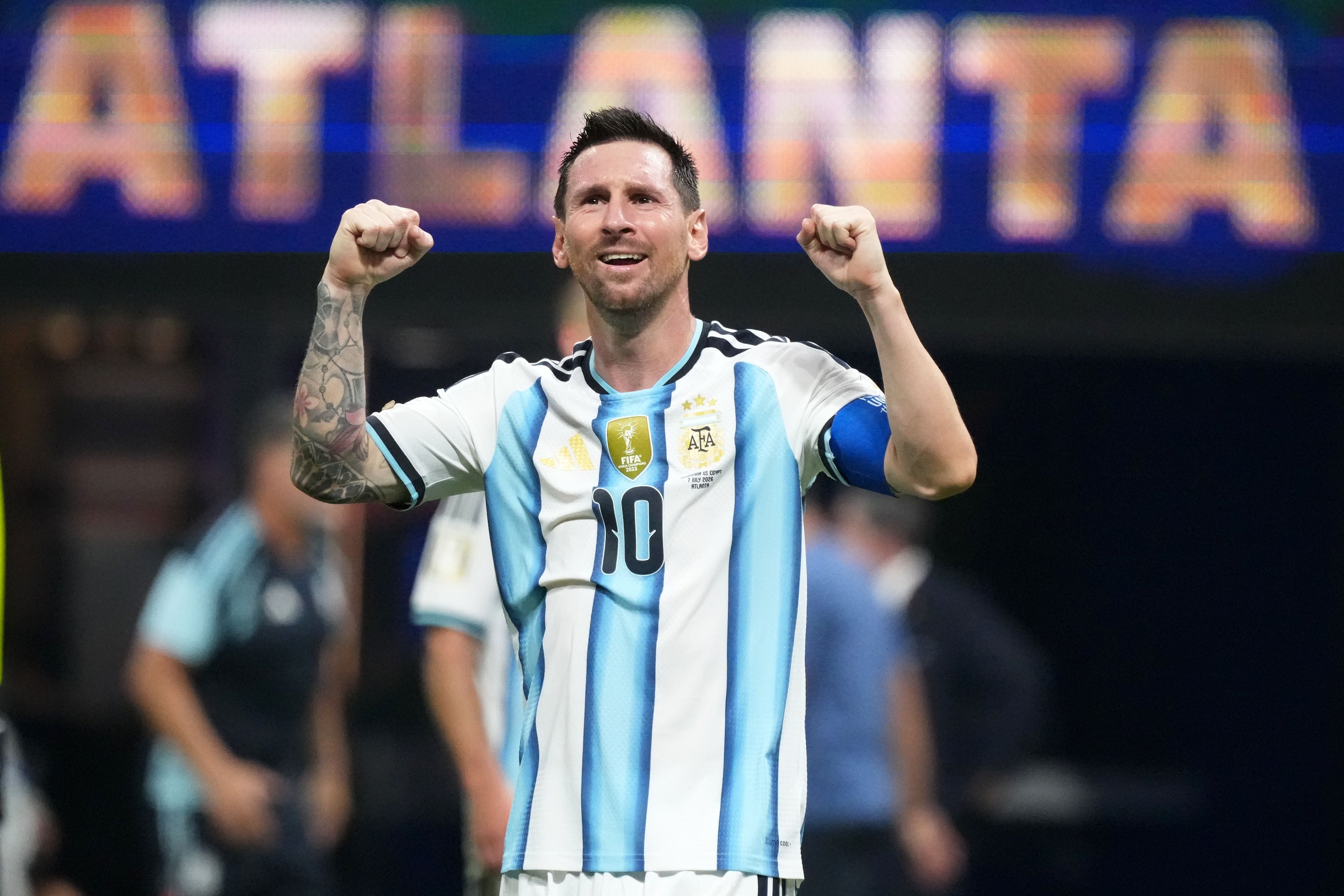 Ein argentinischer Fußballspieler jubelt im Trikot mit der Nummer 10 im Stadion.