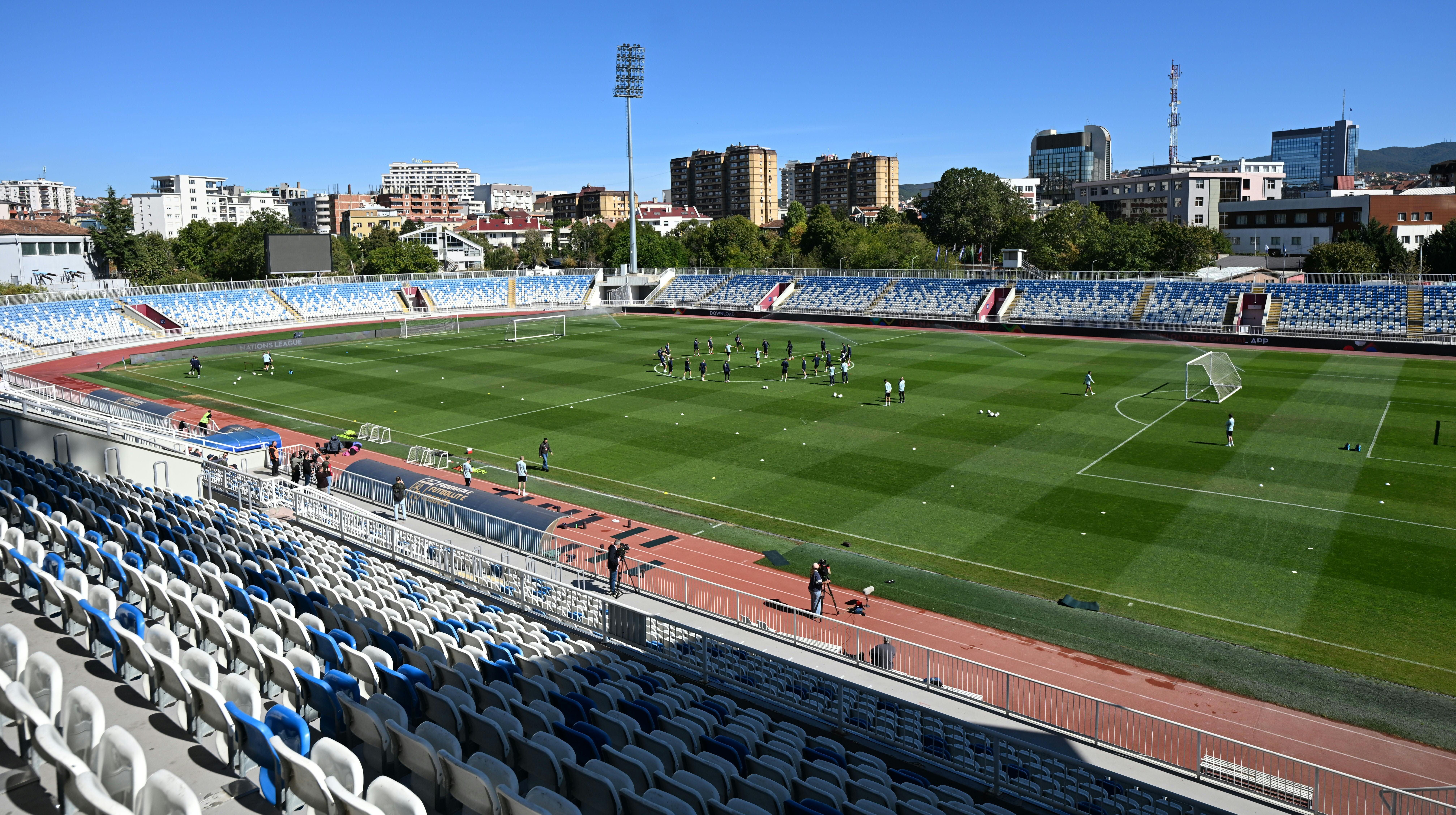 Leeres Stadion mit Fußballmannschaft beim Training auf dem Spielfeld in Prishtina.