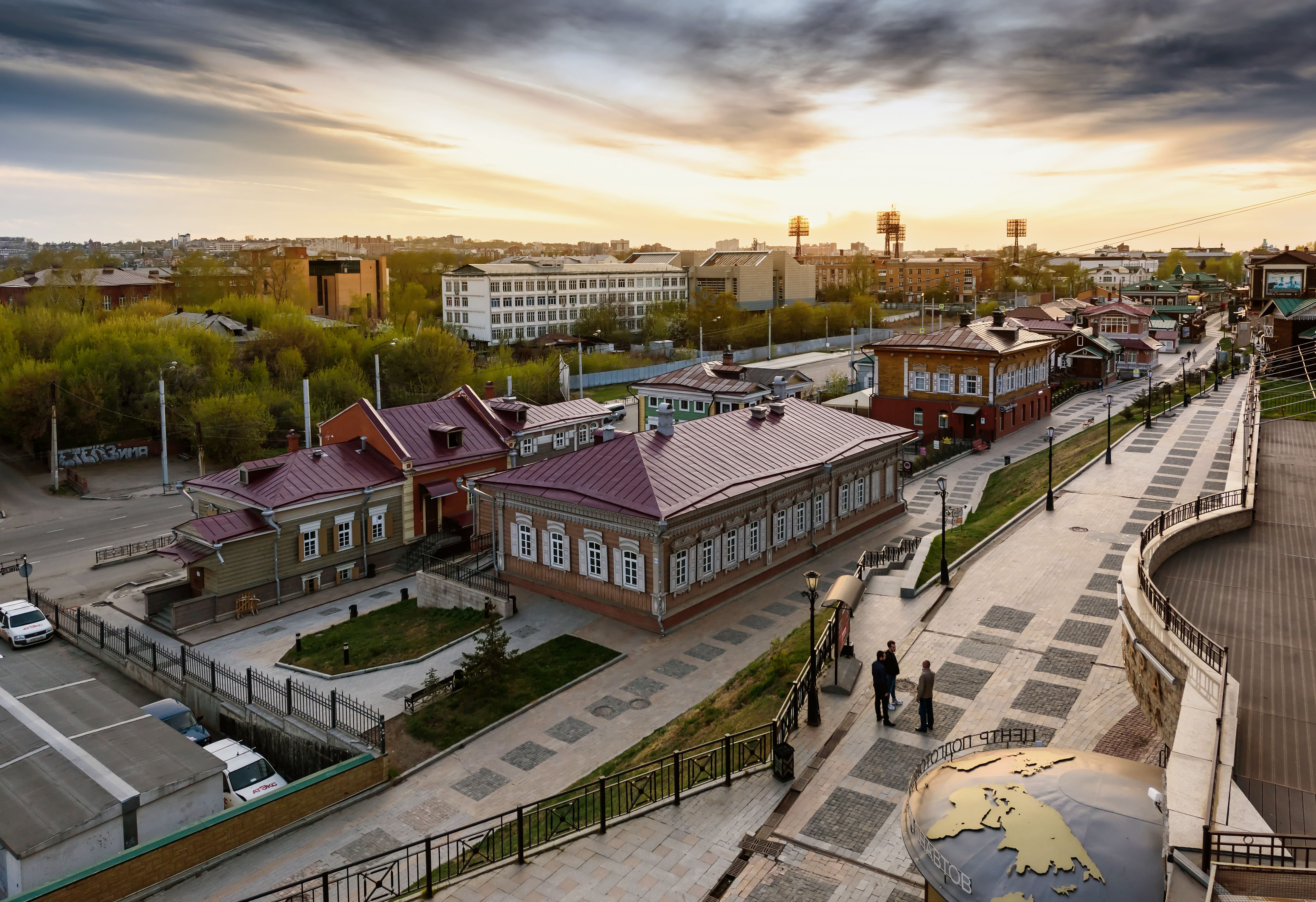 Historische Gebäude und Fußweg im 130 Kvartal von Irkutsk bei Sonnenuntergang, Blick von oben.