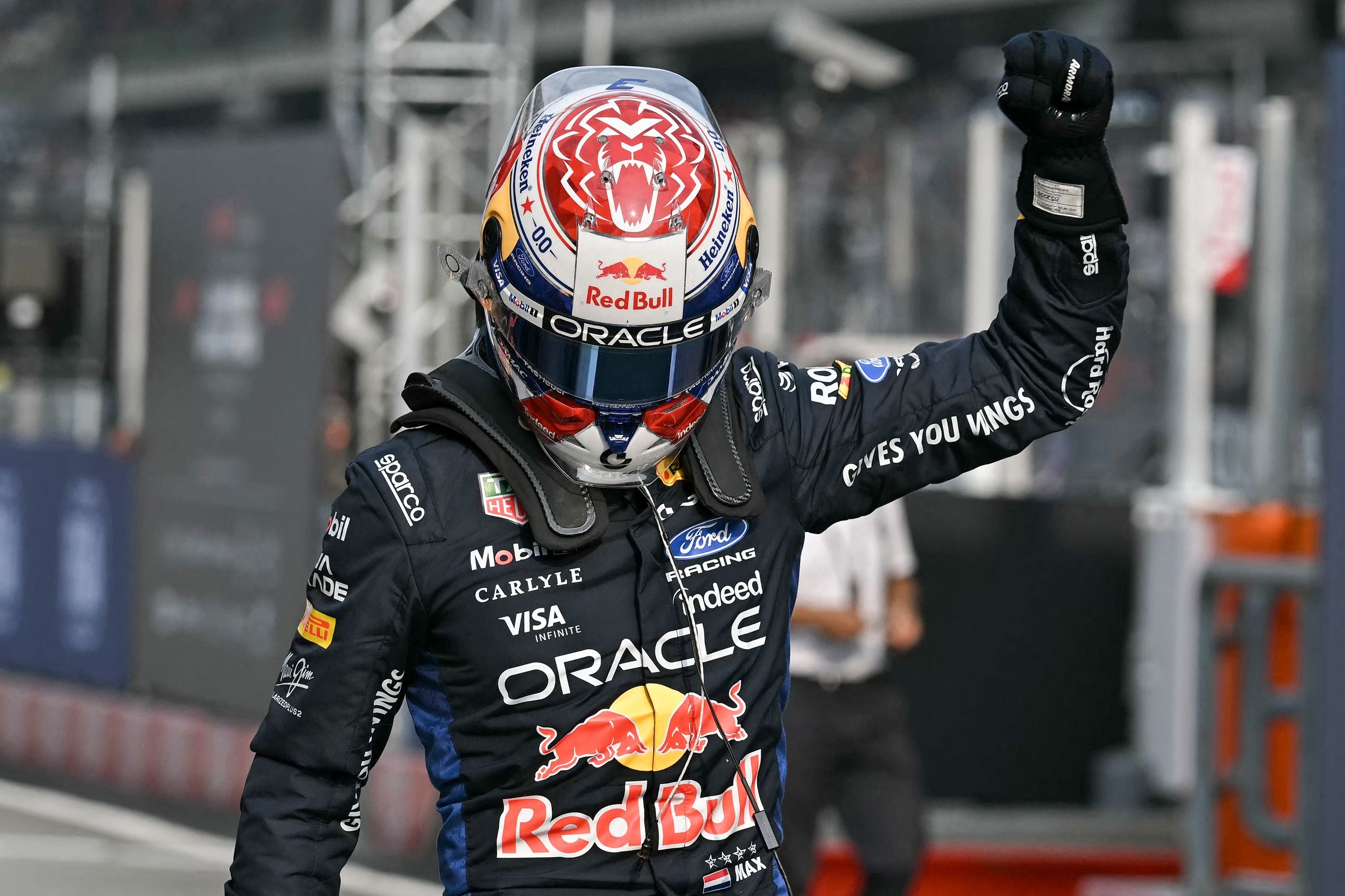 Ein Red Bull Racing-Fahrer jubelt nach einer erfolgreichen Formel-1-Qualifikation.