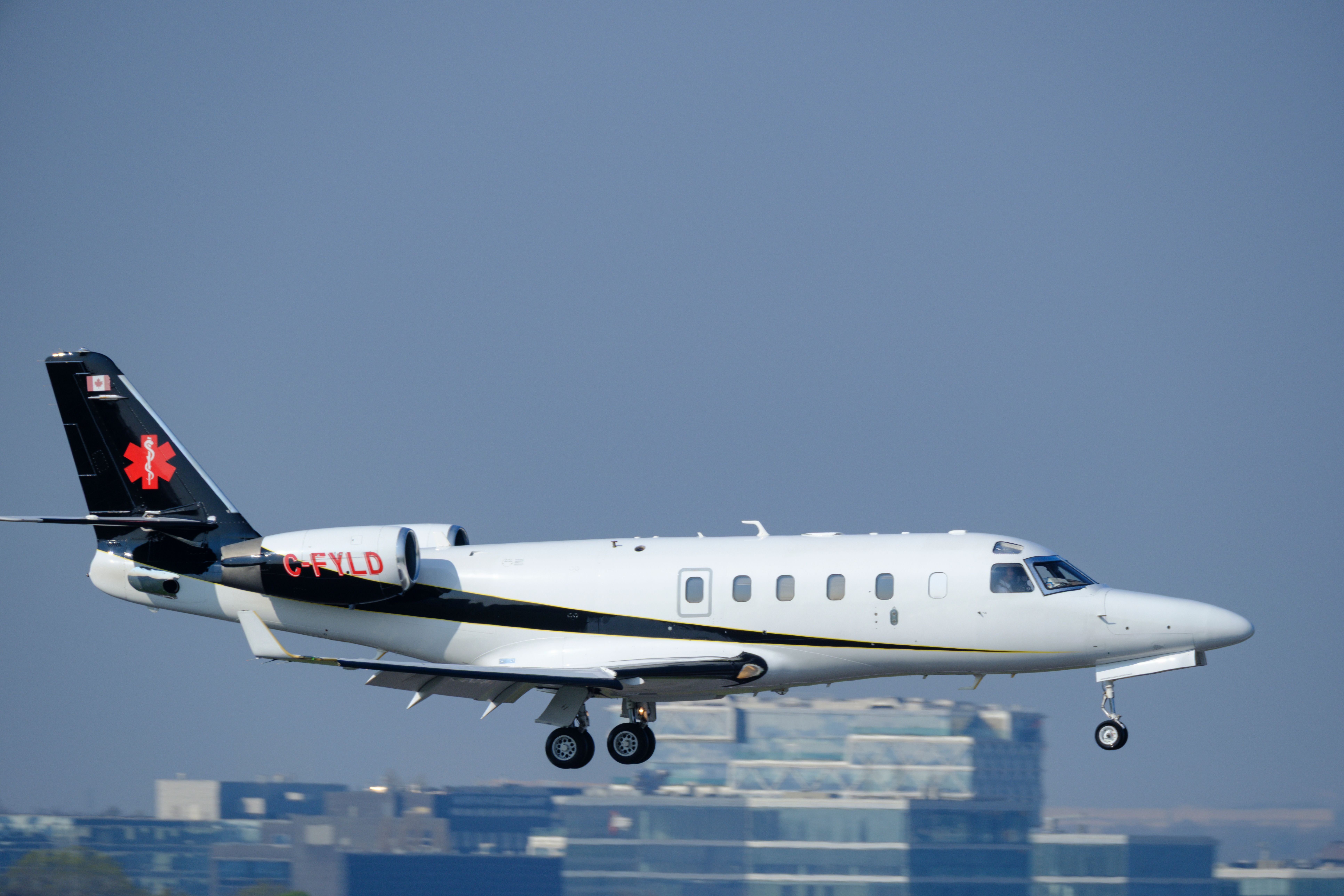 Ein Ambulanzflugzeug Gulfstream G100 landet am Flughafen Brüssel-Zaventem.