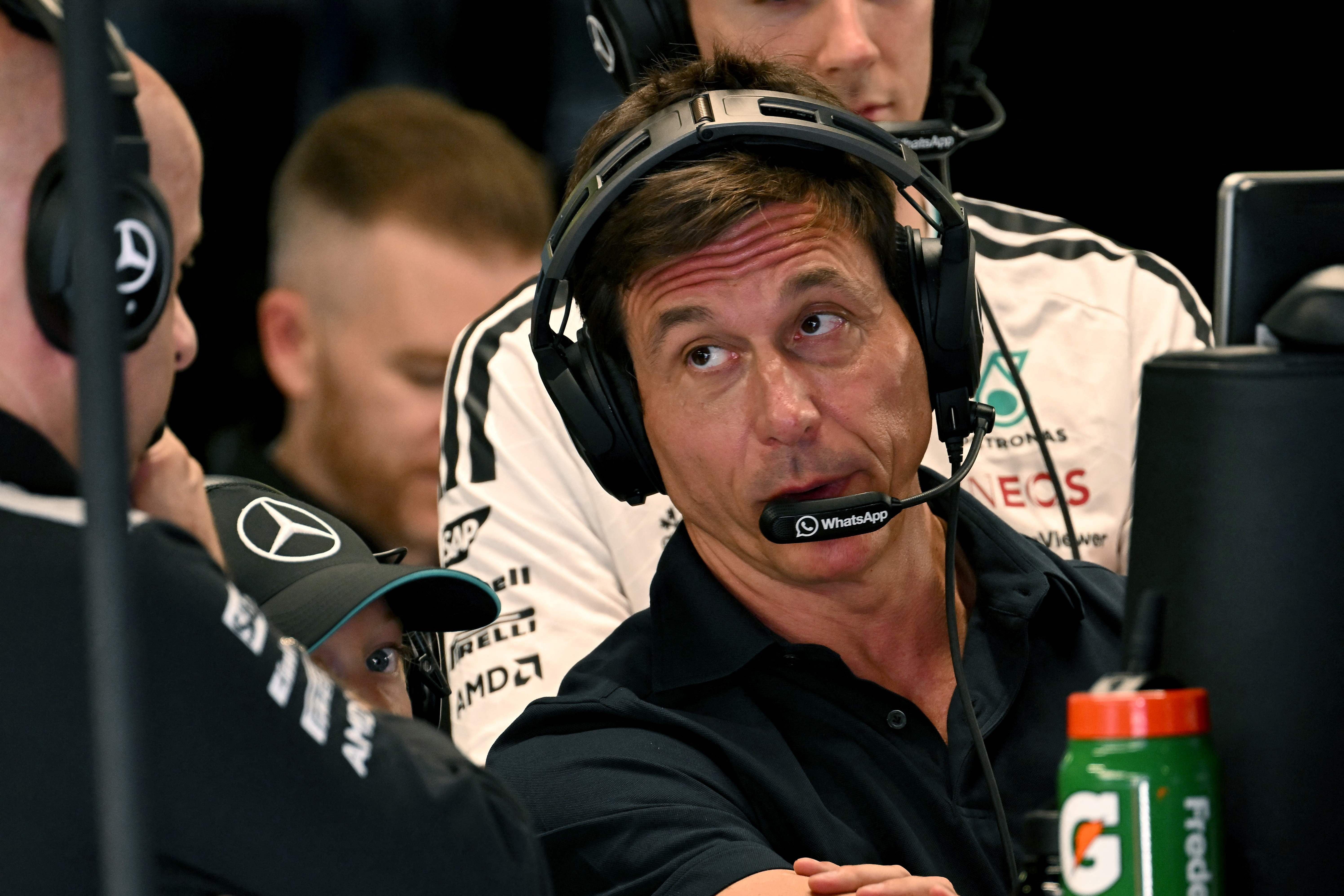 Mercedes-Teamchef Toto Wolff spricht mit einem Teammitglied während eines Formel-1-Trainings.