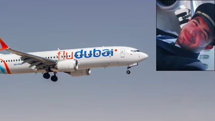 Flugzeug von FlyDubai im Flug, oben rechts ein Pilot in Uniform.