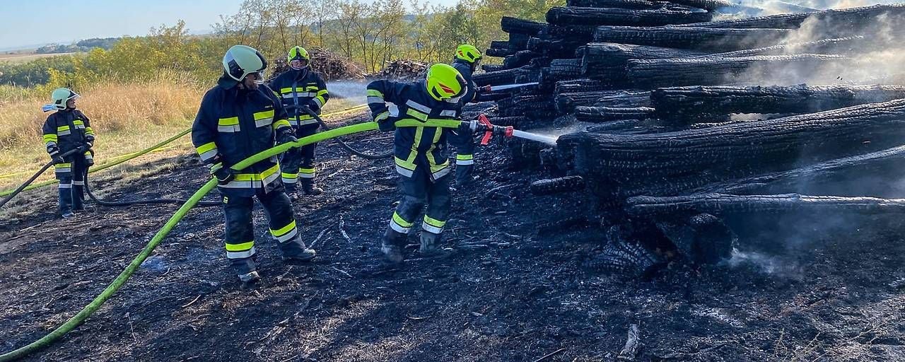 Der Holzstoß brannte lichterloh.