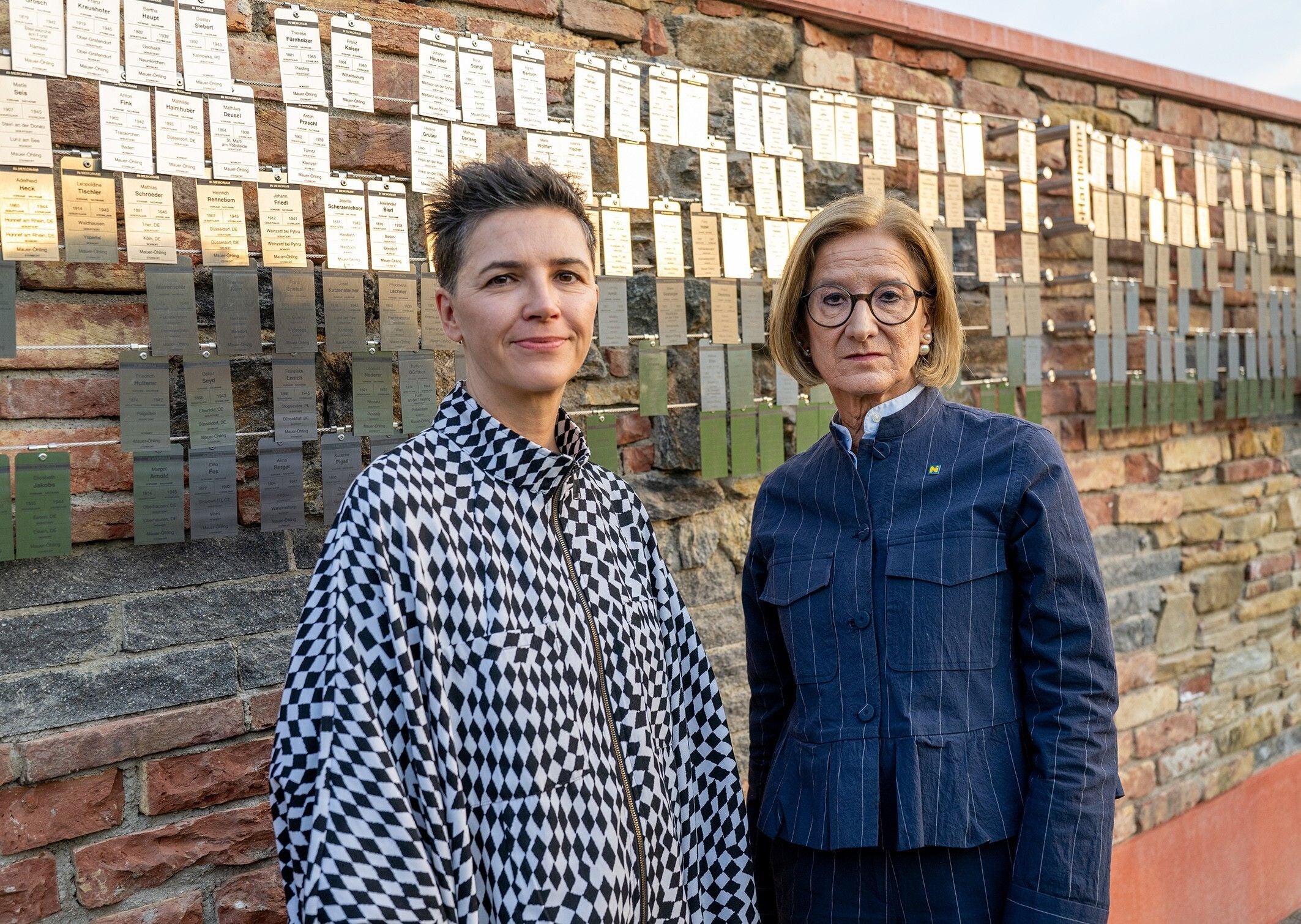 Landeshauptfrau Johanna Mikl-Leitner mit Künstlerin und Architekturhistorikerin Azra Akšamija