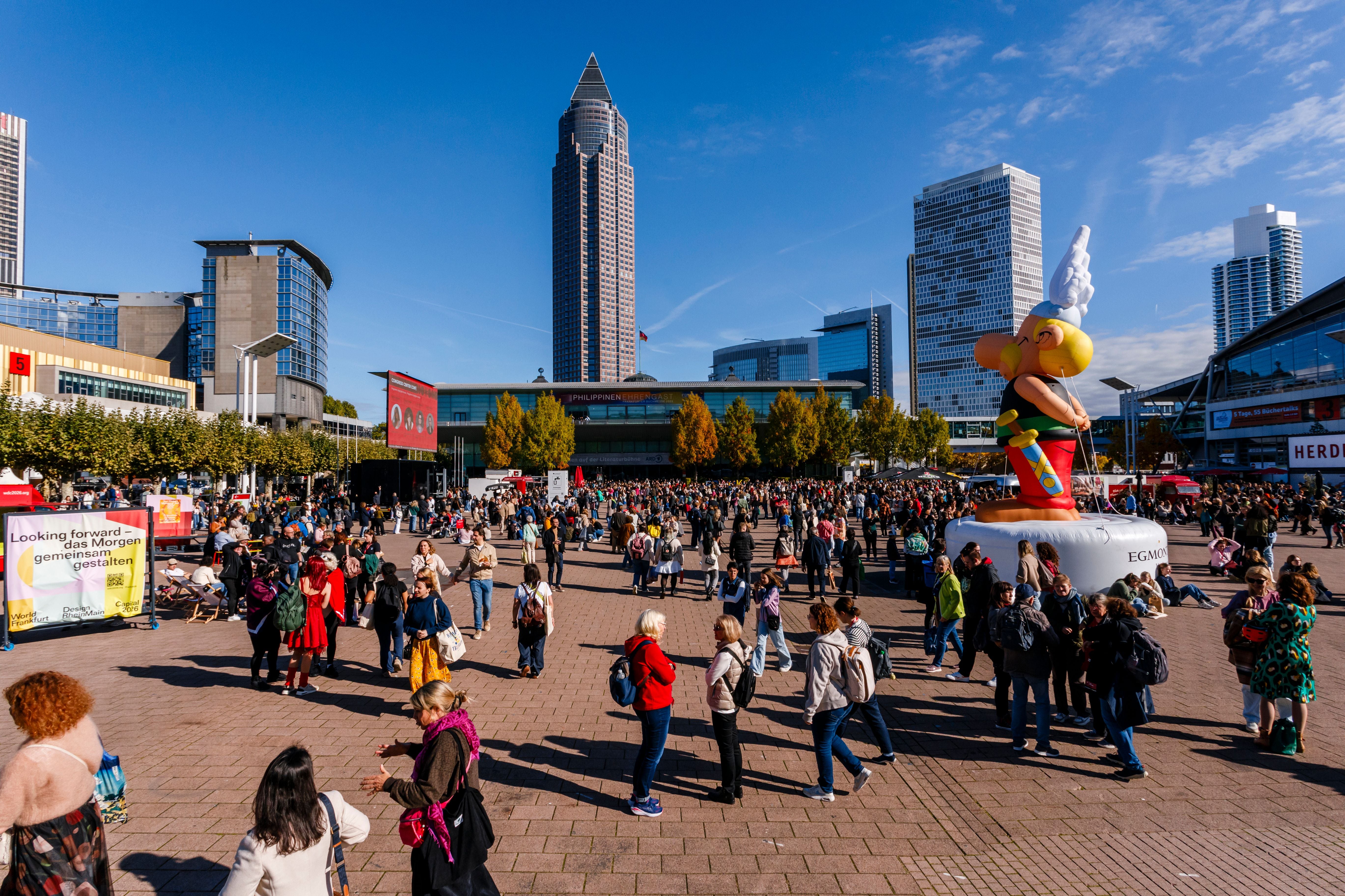 Menschenmenge vor Hochhäusern und einer großen Asterix-Figur auf der Frankfurter Buchmesse.