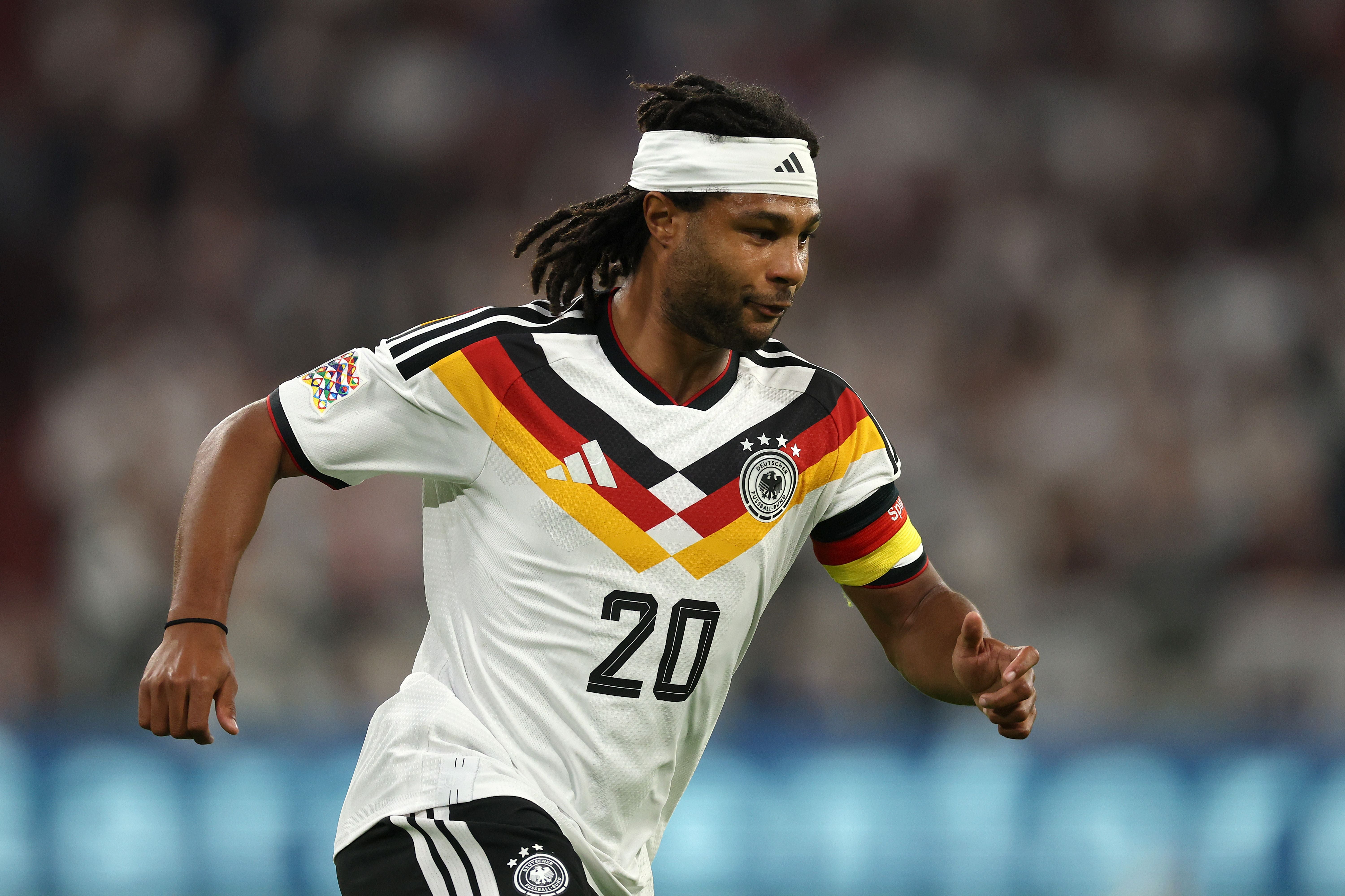 Ein Fußballspieler der deutschen Nationalmannschaft läuft während eines Spiels im Stadion.