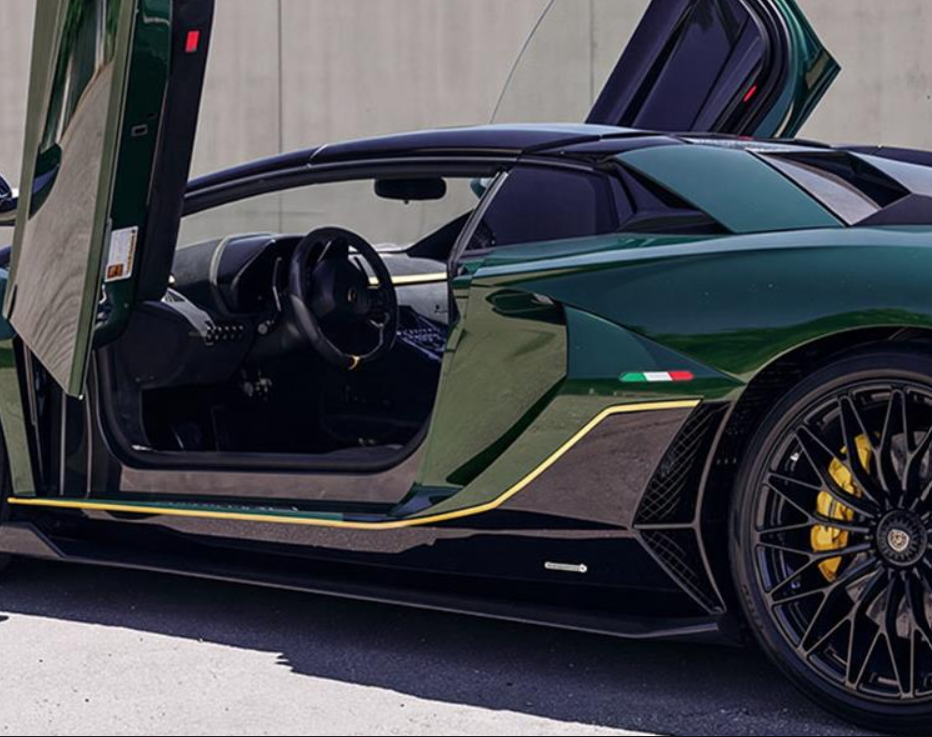 Ebenfalls zu ersteigern: ein dunkelgrüner Lamborghini Aventador Ultimae LP 780-4 Roadster, Baujahr 2022, V12, 780 PS.
