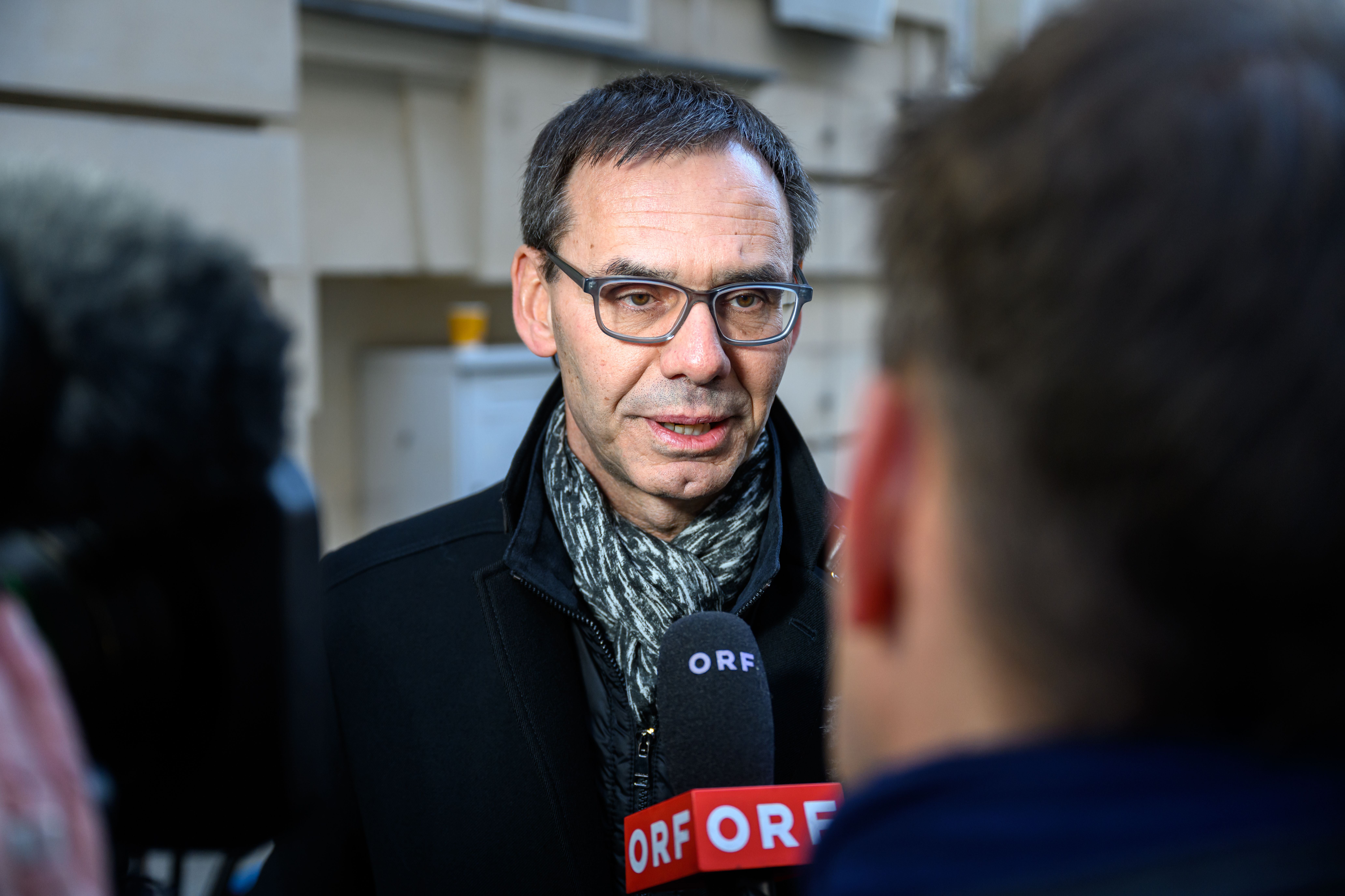 Ein Mann mit Brille gibt im Freien ein Interview mit ORF-Mikrofon.