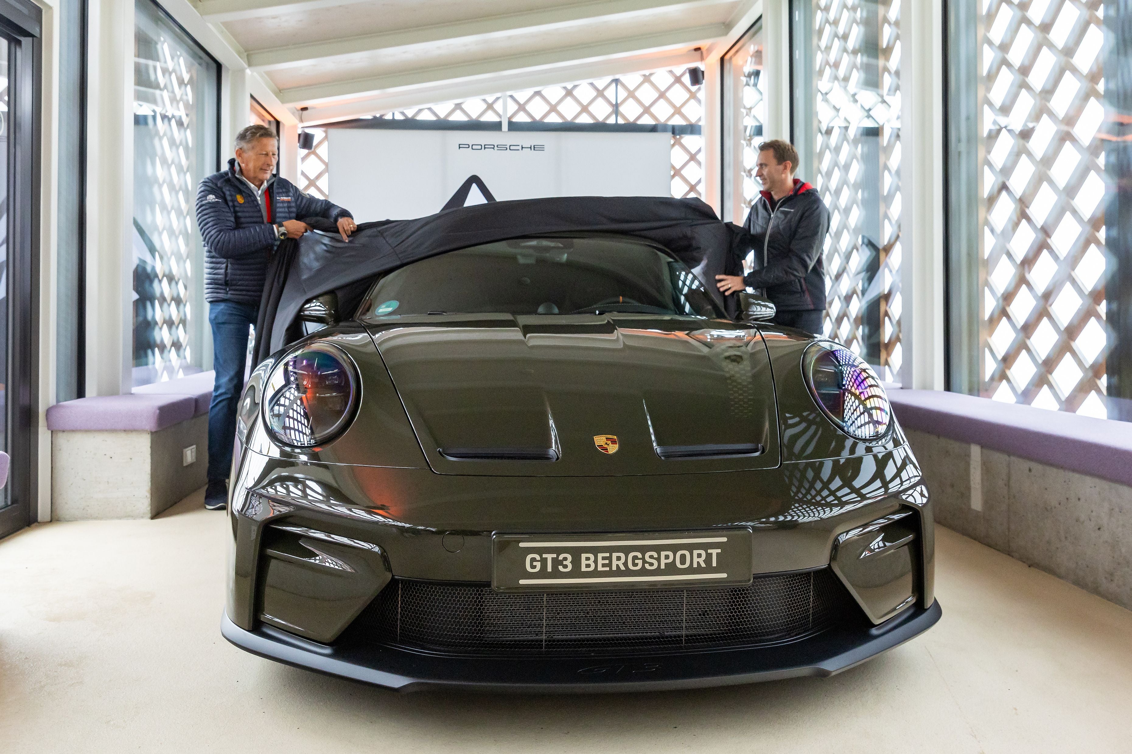 Helmut Egger, Porsche Österreich-Boss (l.), Timo Bernhard (r.), Nürburgring-Rekordhalter: 5:1,546 Minuten. Durchschnitt: 234,96 km/h.