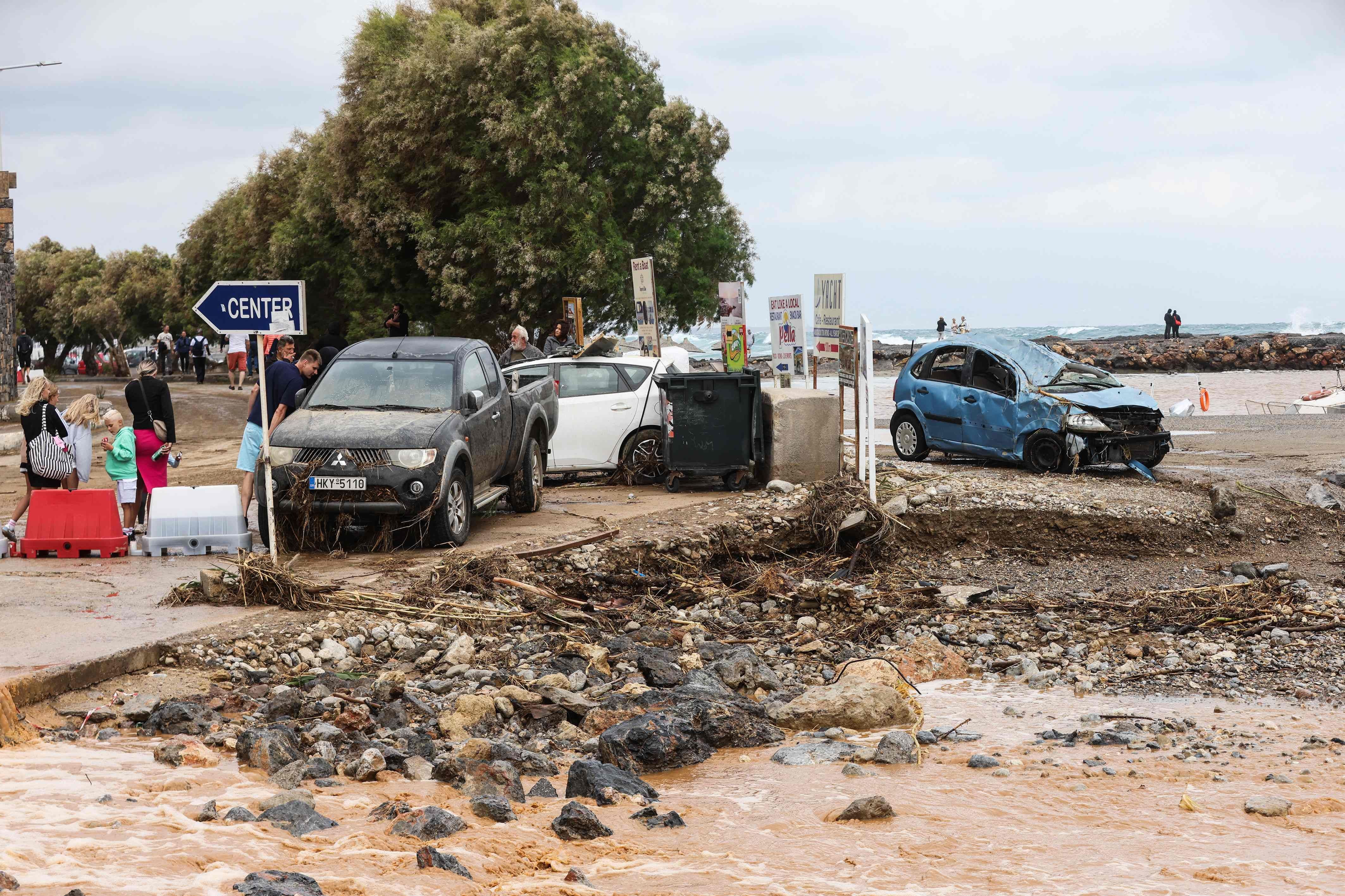 Überschwemmungsschäden und zerstörte Autos nach starkem Regen in Gouves auf Kreta.