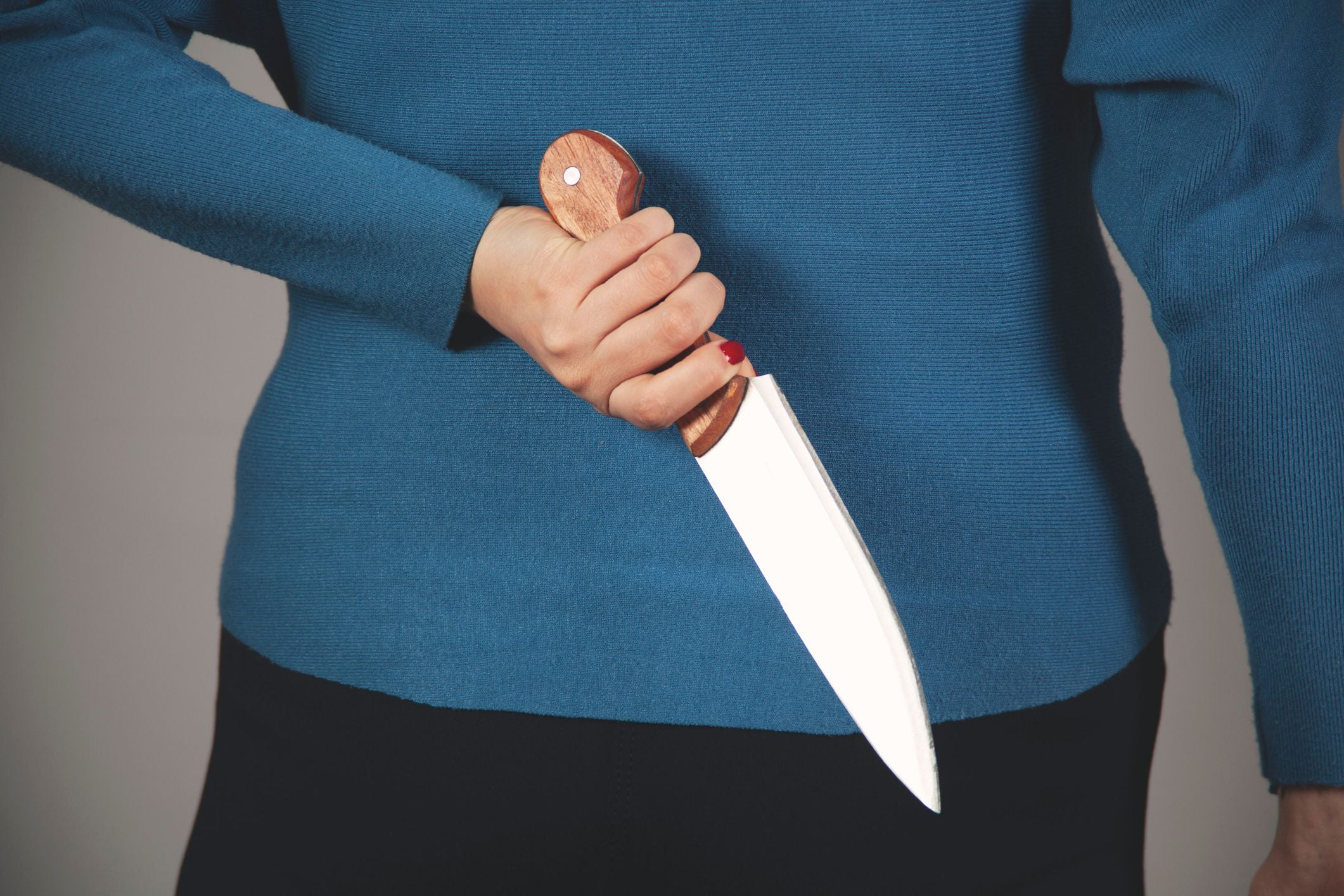 Frau mit Messer in Händen.