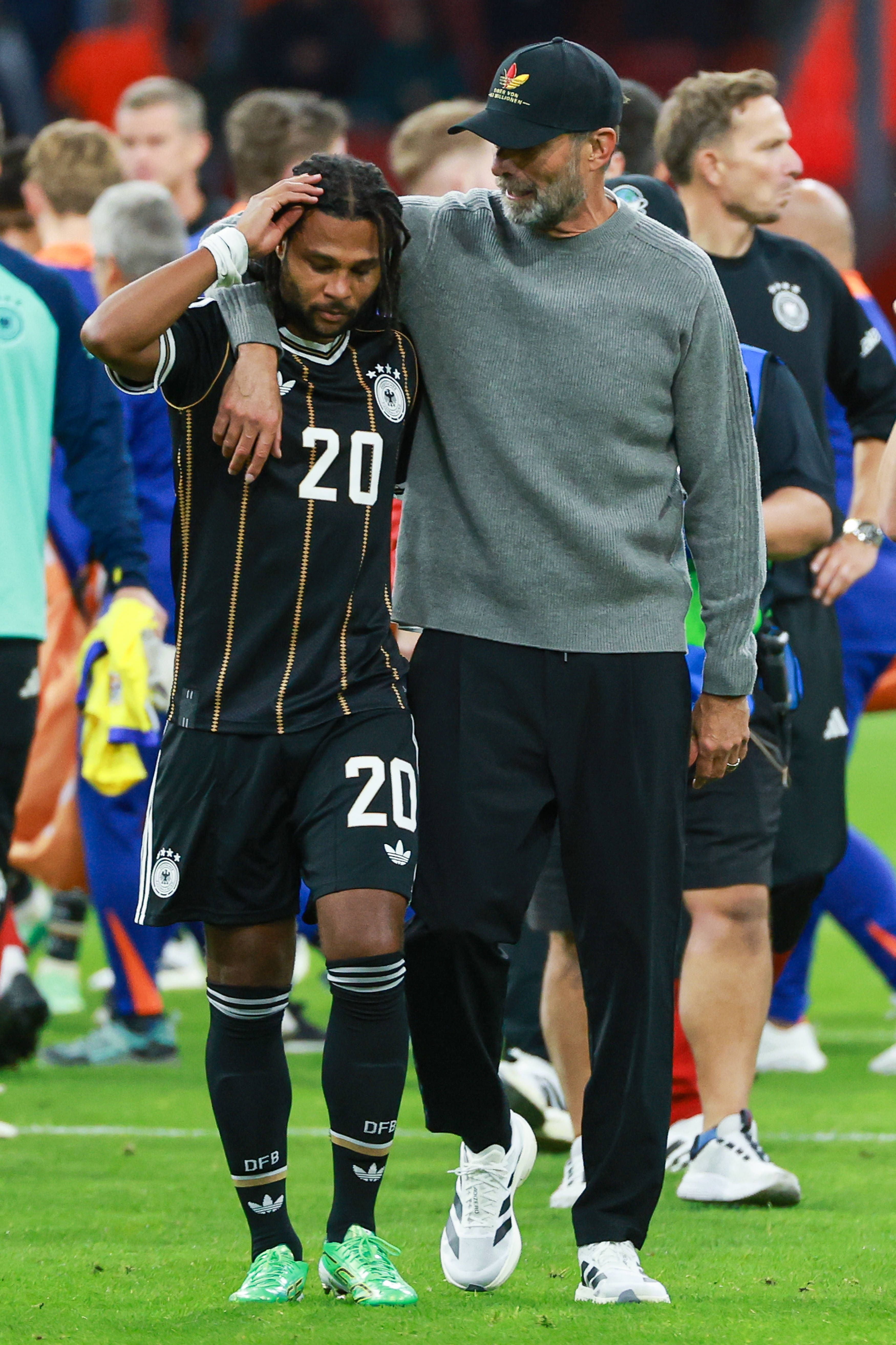 Jürgen Klopp tröstet Serge Gnabry nach einem UEFA Nations League-Spiel in Amsterdam.