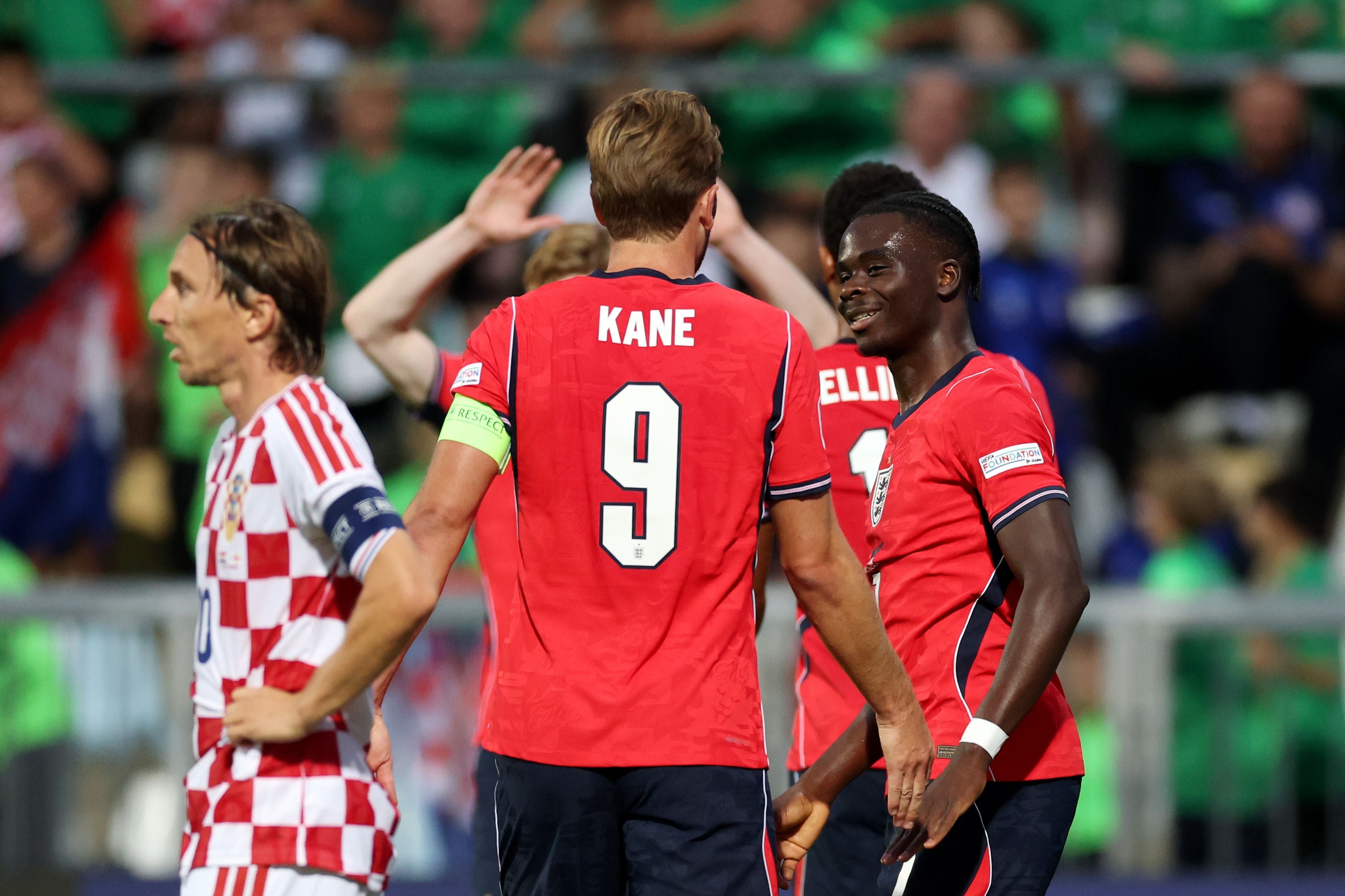 Bukayo Saka jubelt mit Harry Kane nach einem Tor beim Spiel Kroatien gegen England.