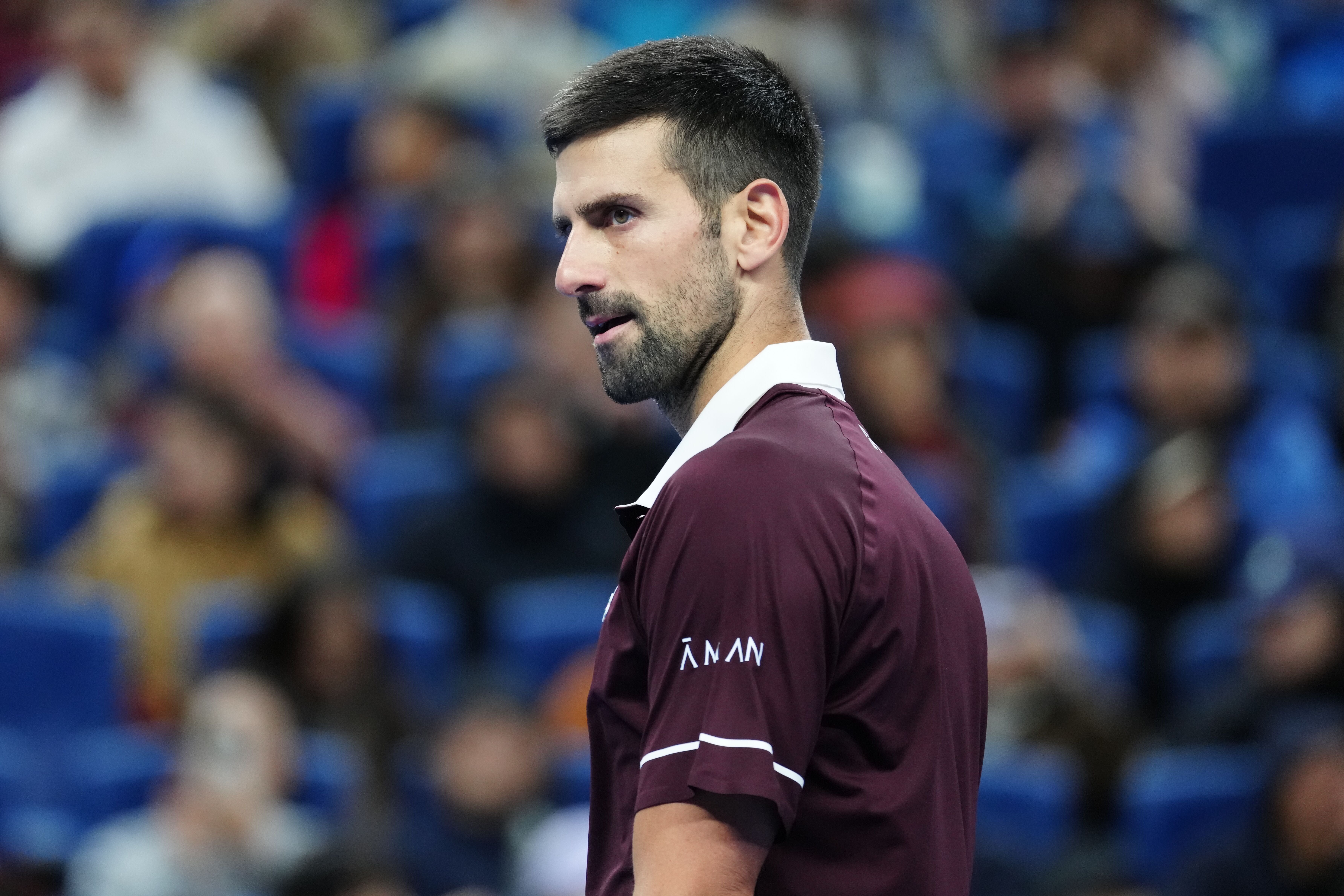 Novak Djokovic kämpft Alexander Zverev in einem packenden Dreisatz-Krimi nieder und sorgt mit einer strittigen Szene für Wirbel!