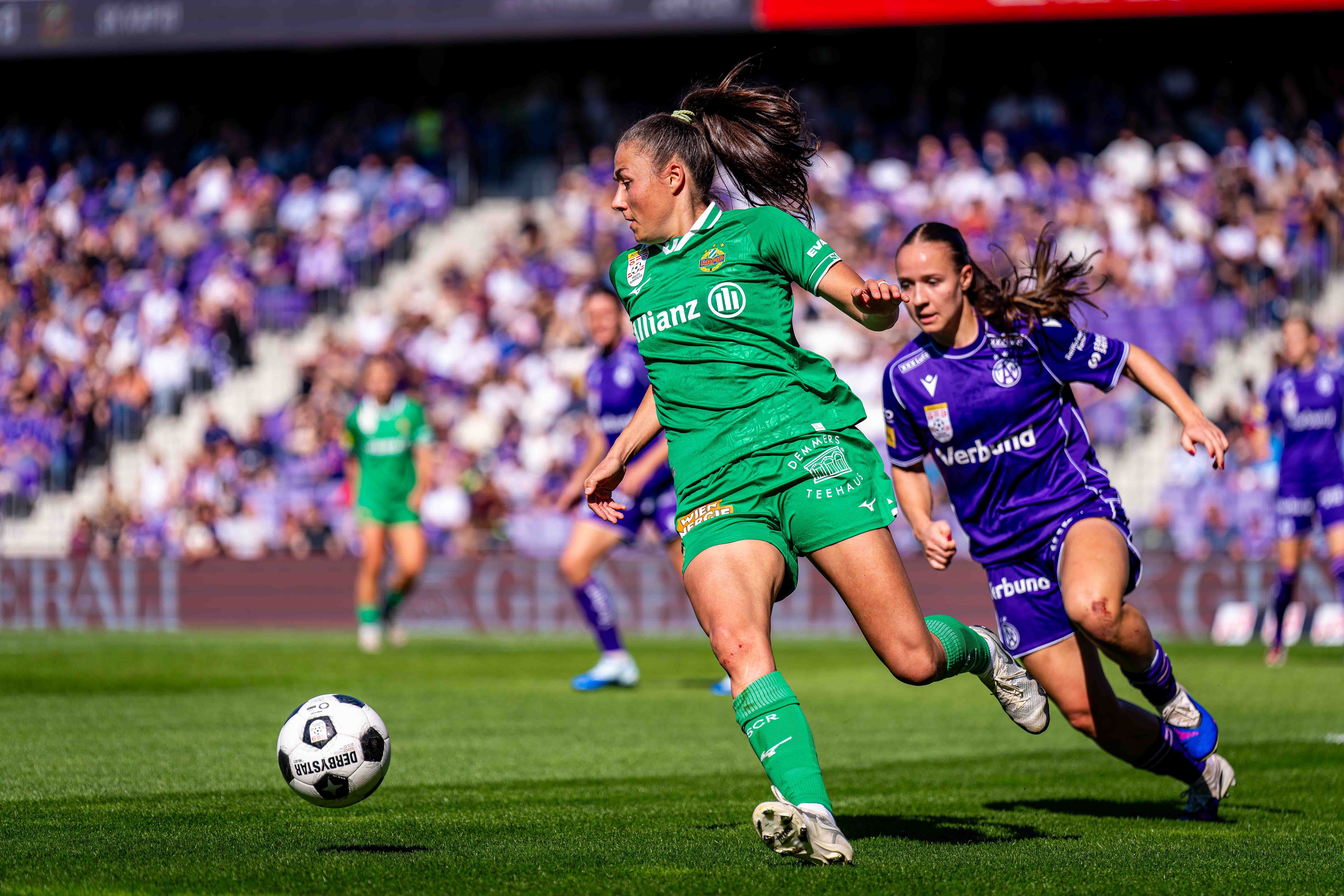Zwei Fußballerinnen kämpfen während eines Spiels der Frauen-Bundesliga um den Ball.