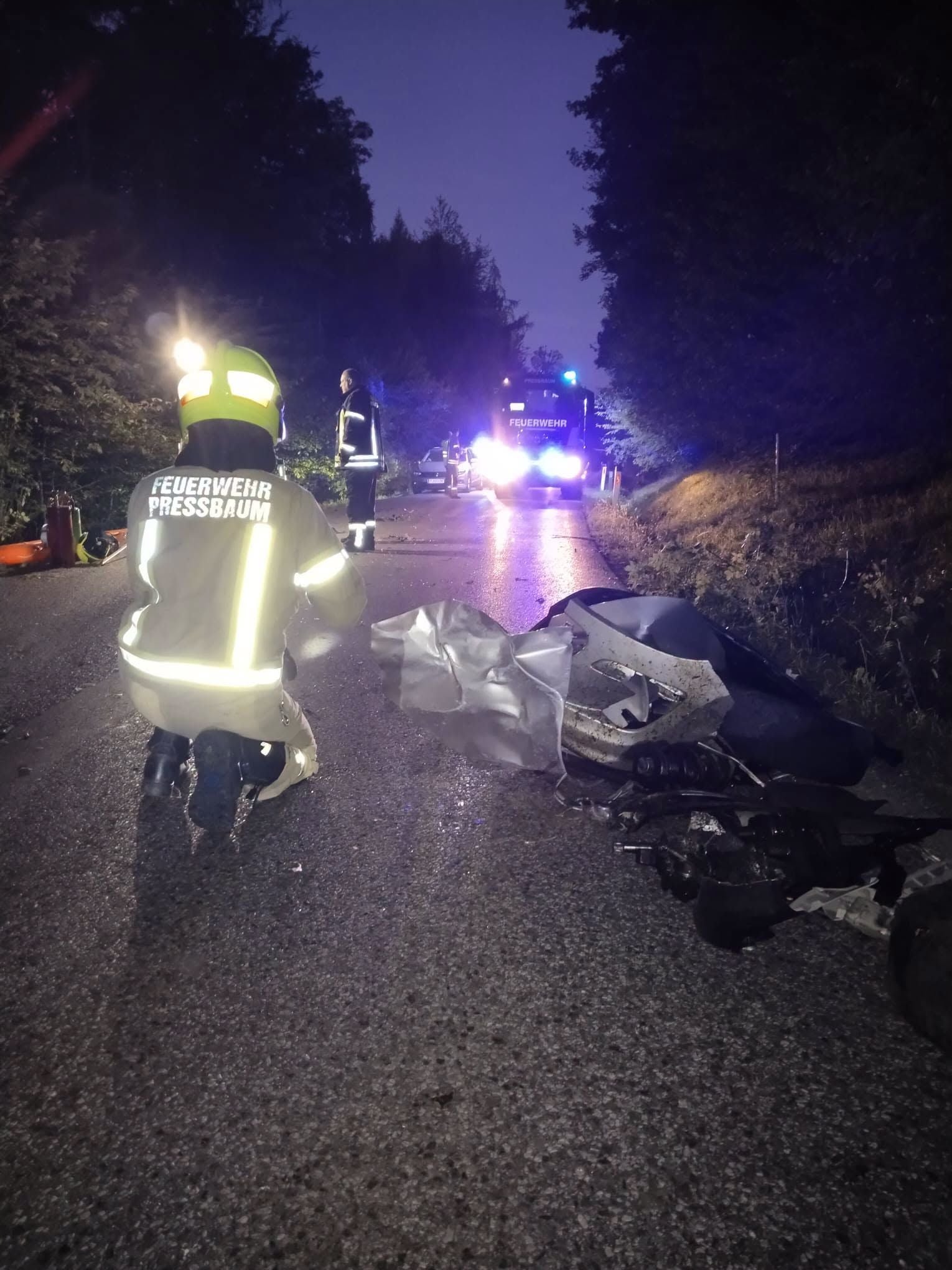 Der nächtliche Einsatz auf einer Landstraße im Bezirk St. Pölten.
