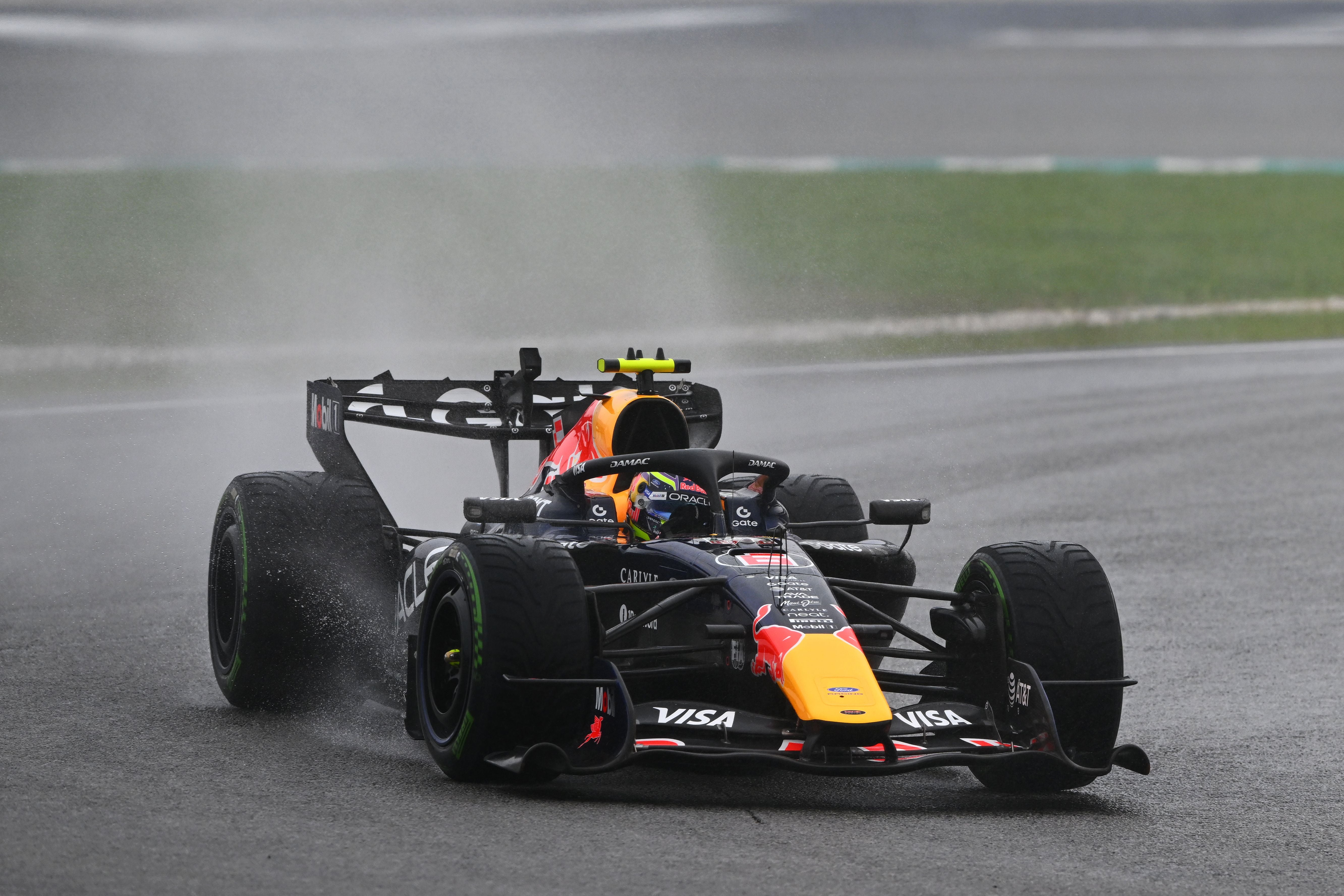 Ein Formel-1-Red-Bull-Rennwagen fährt bei nassen Bedingungen über eine regennasse Rennstrecke.
