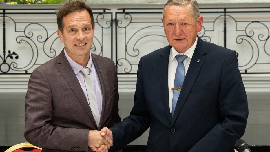 Vizebürgermeister Christian Pajer (re.) gratuliert dem neuen Leobersdorfer Bürgermeister Harald Sorger.